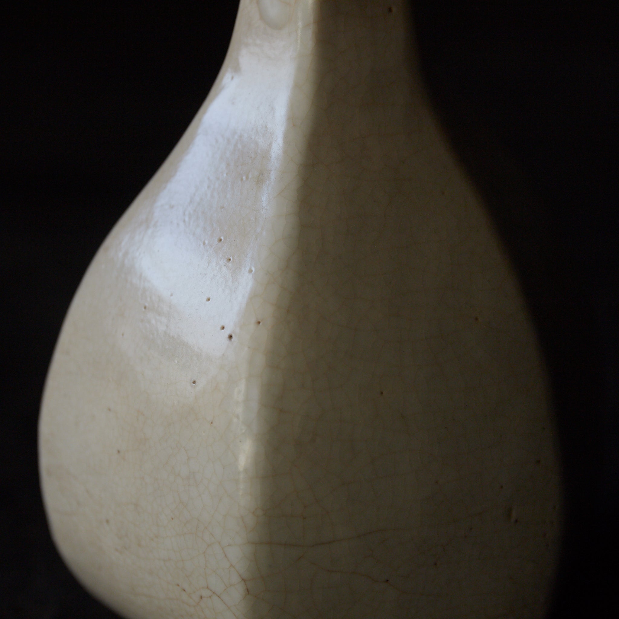 ABGESCHRÄGTE FLASCHE / TOKKURI, Weißporzellan, mit holzkiste, Joseon-Dynastie(1392–1897 n. Chr.)