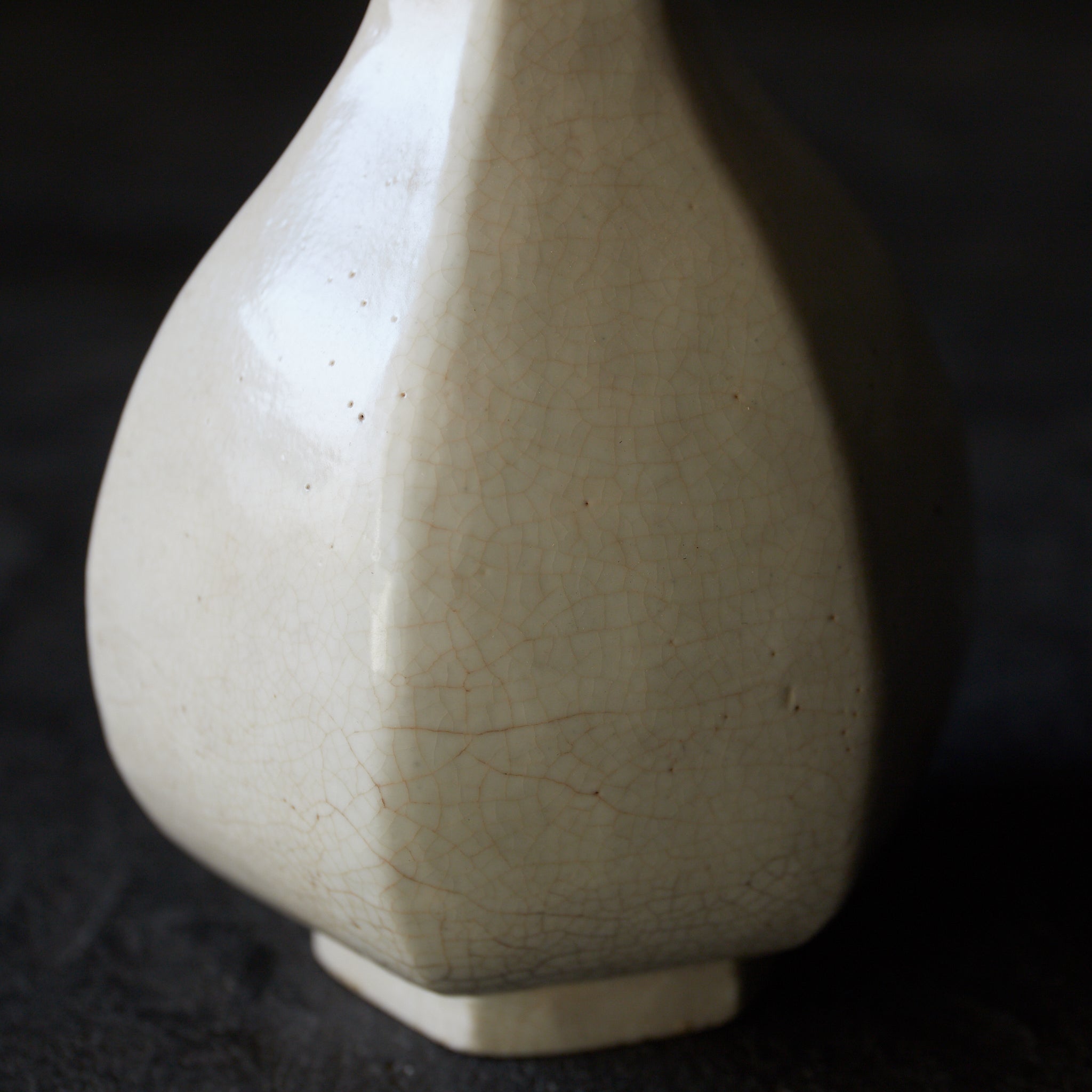 ABGESCHRÄGTE FLASCHE / TOKKURI, Weißporzellan, mit holzkiste, Joseon-Dynastie(1392–1897 n. Chr.)