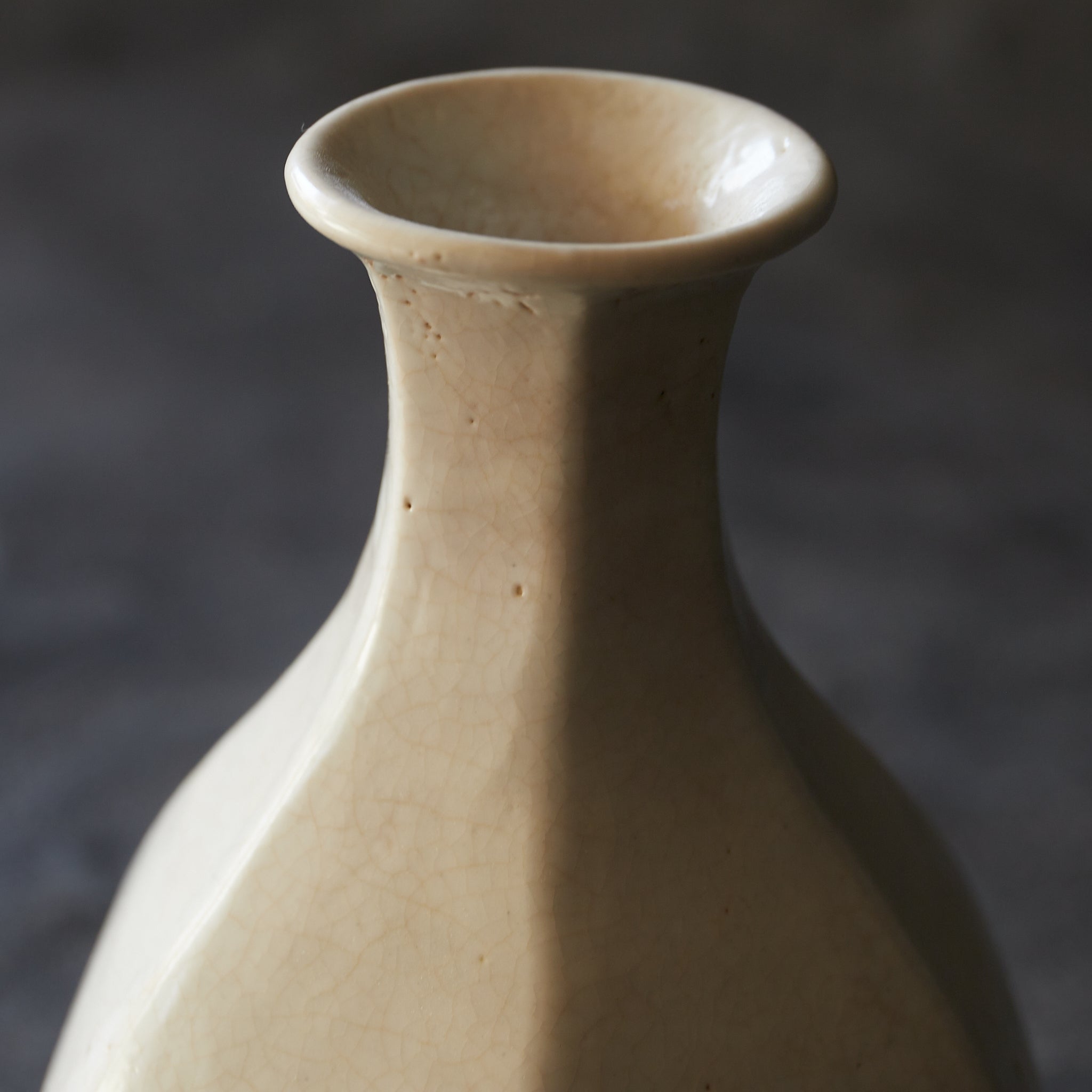 ABGESCHRÄGTE FLASCHE / TOKKURI, Weißporzellan, mit holzkiste, Joseon-Dynastie(1392–1897 n. Chr.)