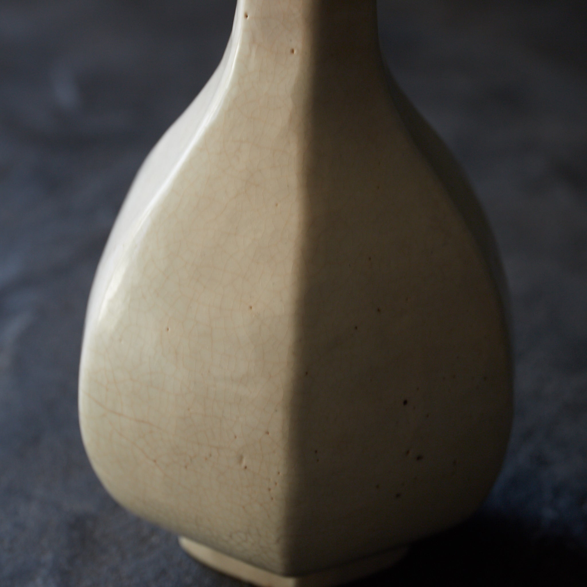 ABGESCHRÄGTE FLASCHE / TOKKURI, Weißporzellan, mit holzkiste, Joseon-Dynastie(1392–1897 n. Chr.)