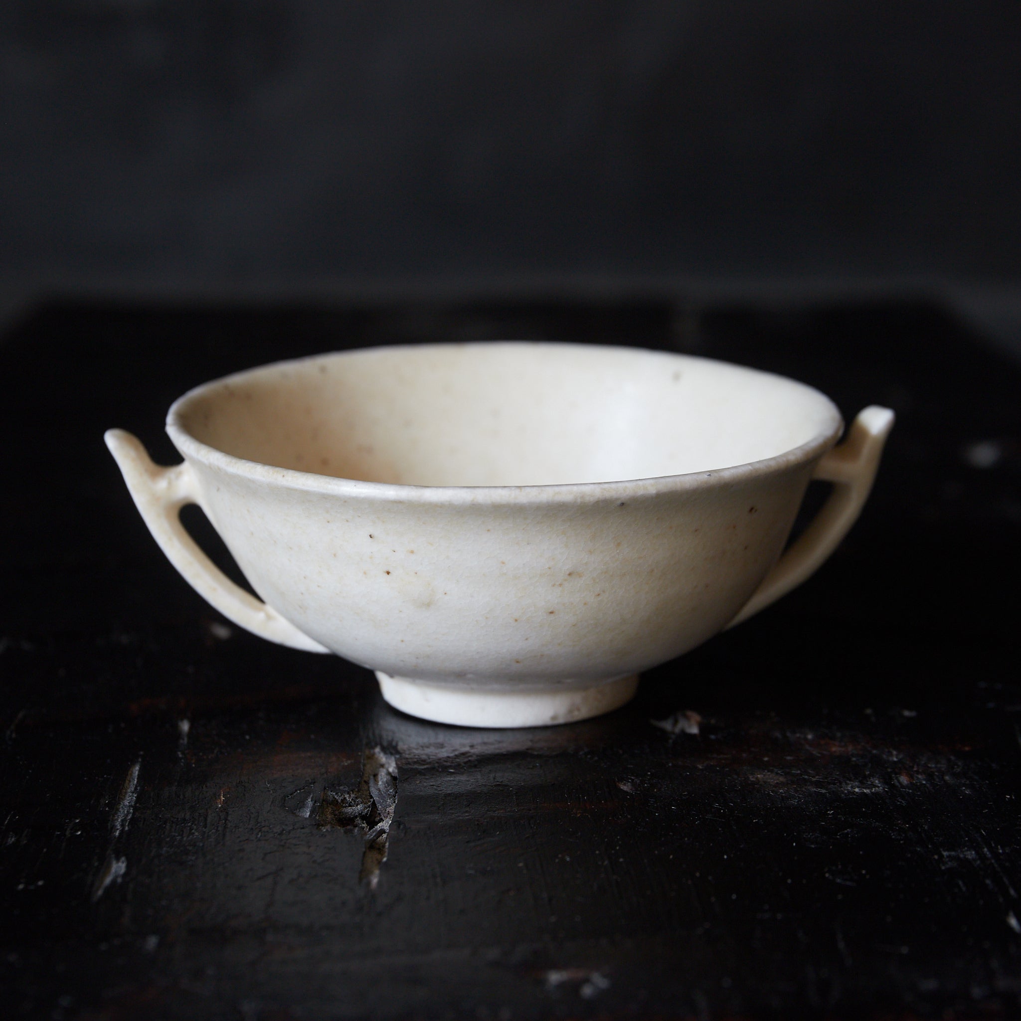 GOBELET, four Xingzhou, avec anses, Dynastie Tang(618–907 apr. J.-C.)