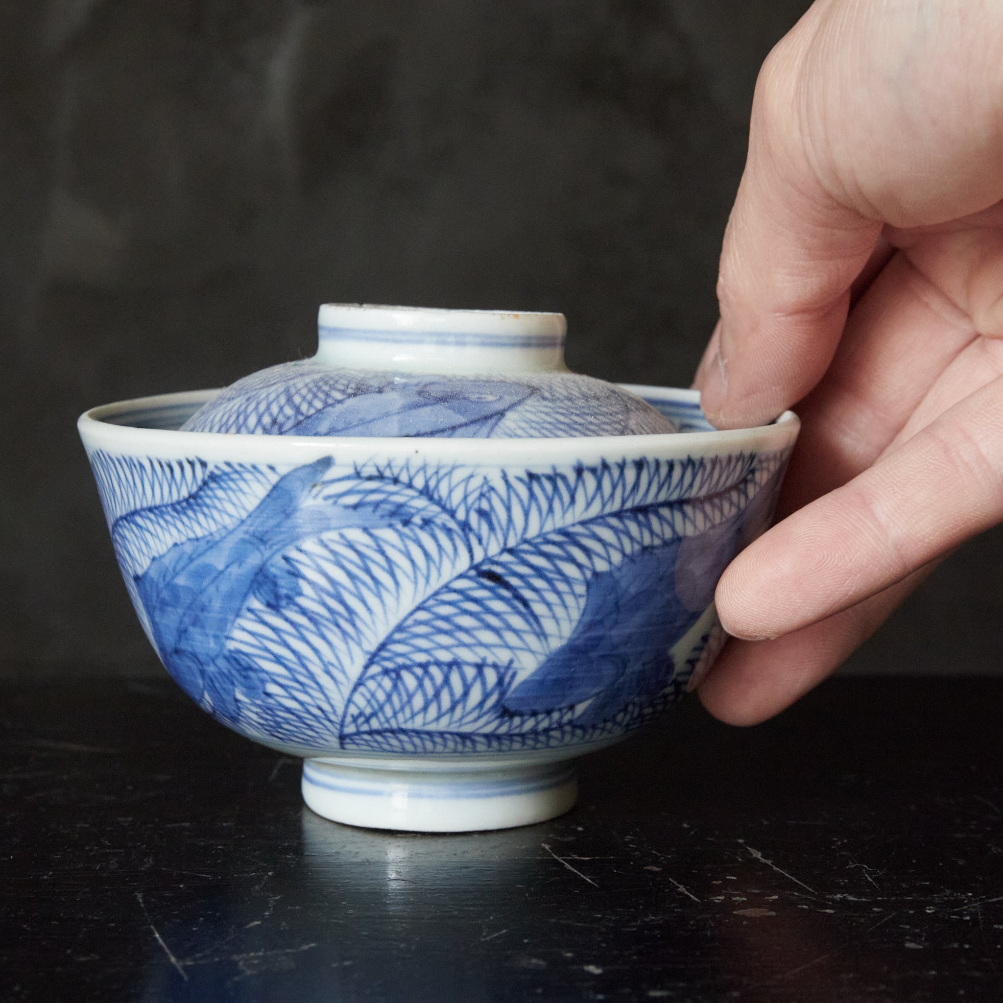 LIDDED TEA BOWL, Imari, with underglaze blue fish design, set of 5, Edo Period(1603–1867CE)