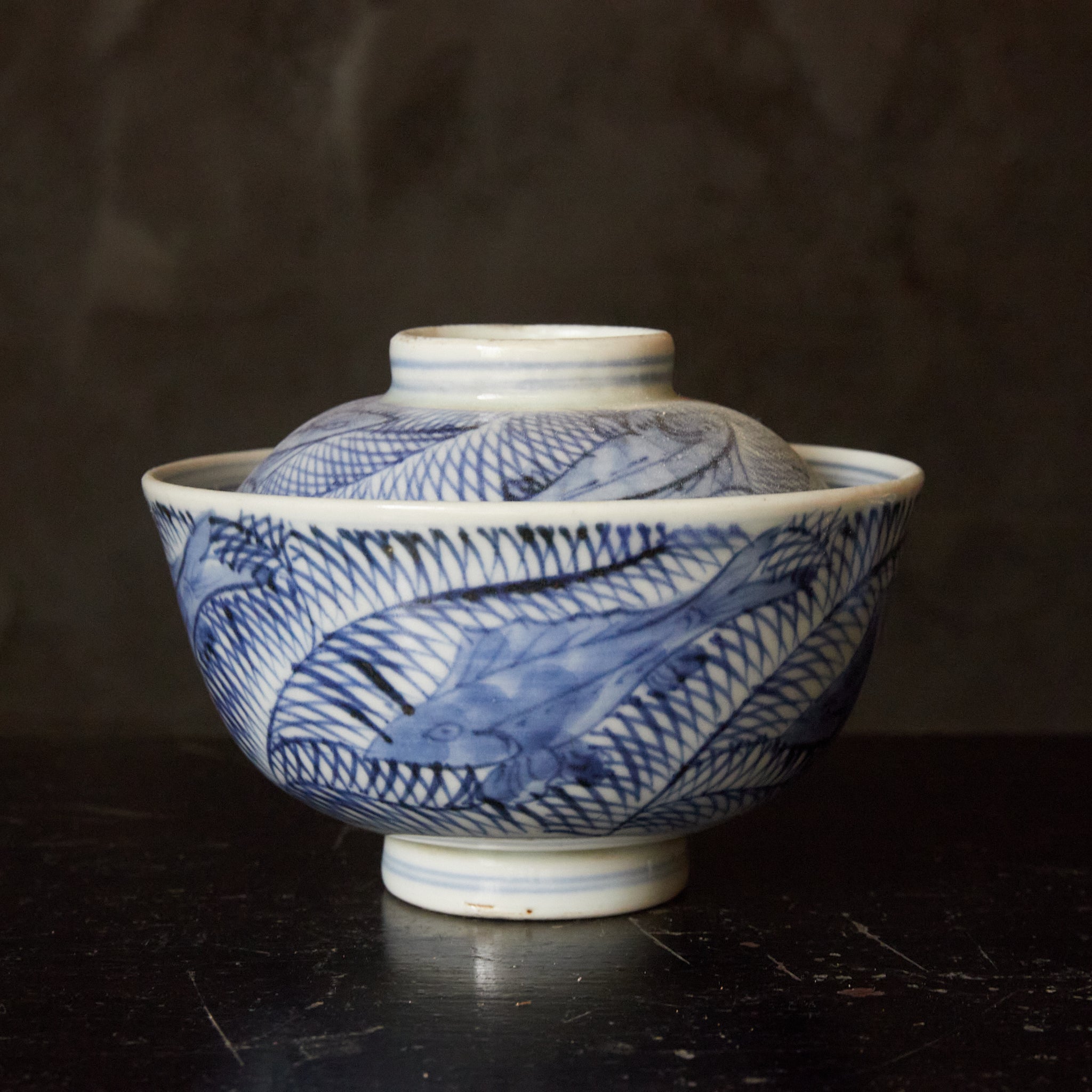 LIDDED TEA BOWL, Imari, with underglaze blue fish design, set of 5, Edo Period(1603–1867CE)