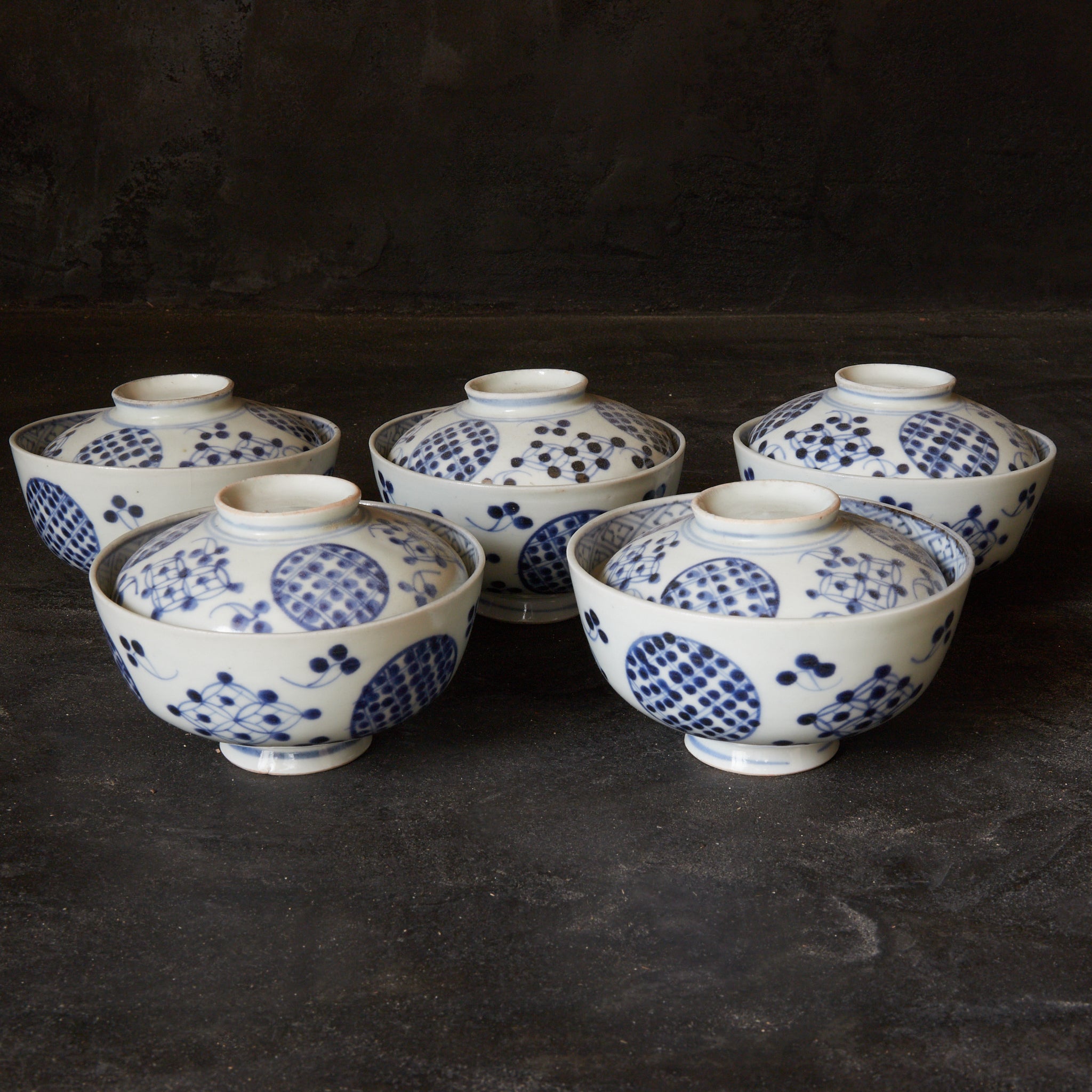 CUENCO DE TÉ CON TAPA, Imari, con azul bajo cubierta patrón de puntos geométrico, juego de 5, Período Edo(1603–1867 d. C.)