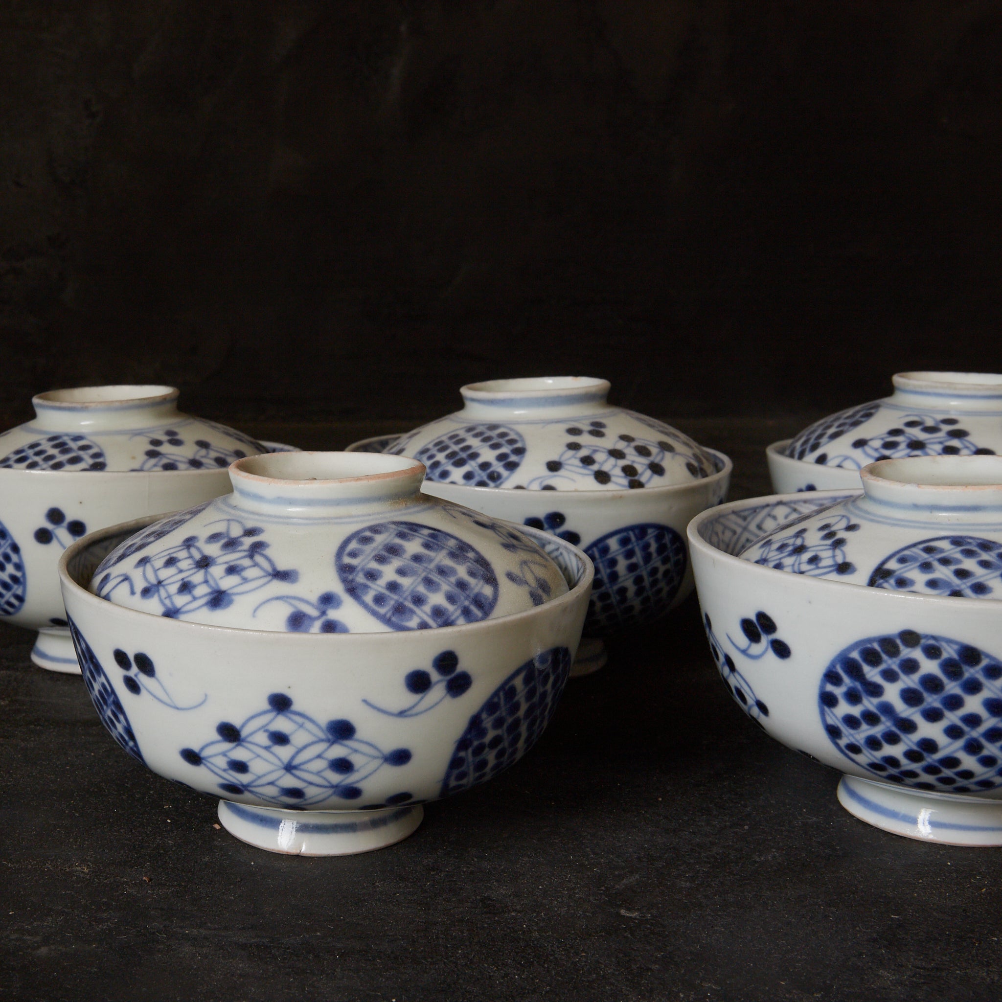 CUENCO DE TÉ CON TAPA, Imari, con azul bajo cubierta patrón de puntos geométrico, juego de 5, Período Edo(1603–1867 d. C.)