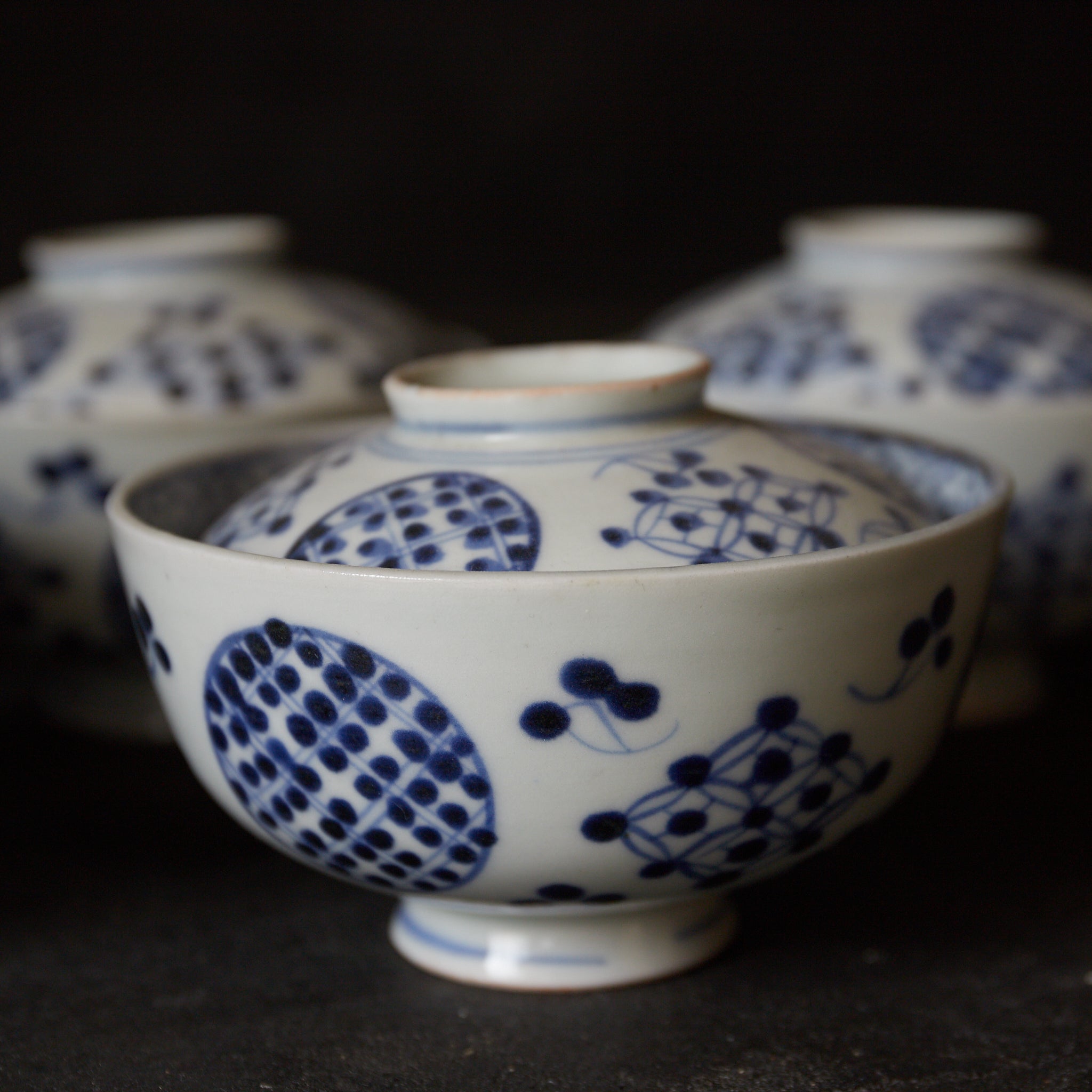 CUENCO DE TÉ CON TAPA, Imari, con azul bajo cubierta patrón de puntos geométrico, juego de 5, Período Edo(1603–1867 d. C.)