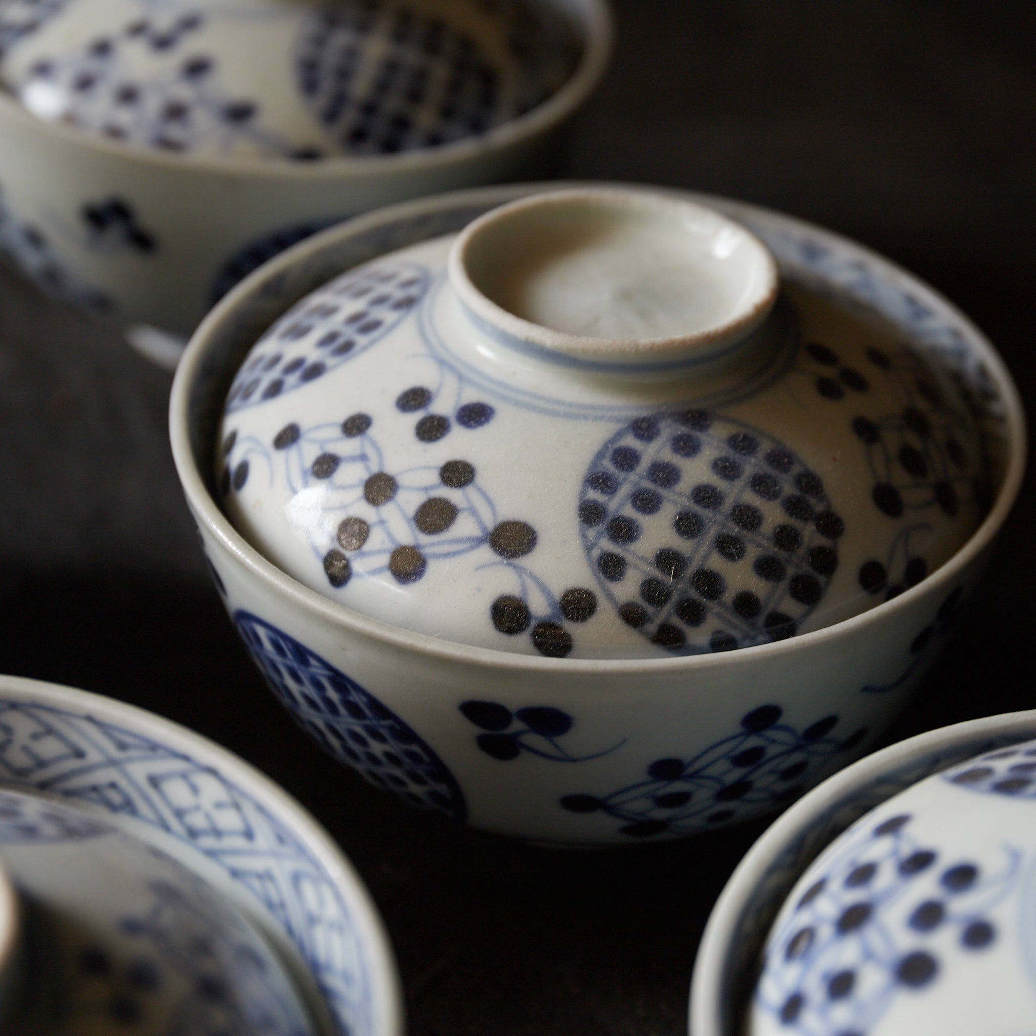 CUENCO DE TÉ CON TAPA, Imari, con azul bajo cubierta patrón de puntos geométrico, juego de 5, Período Edo(1603–1867 d. C.)