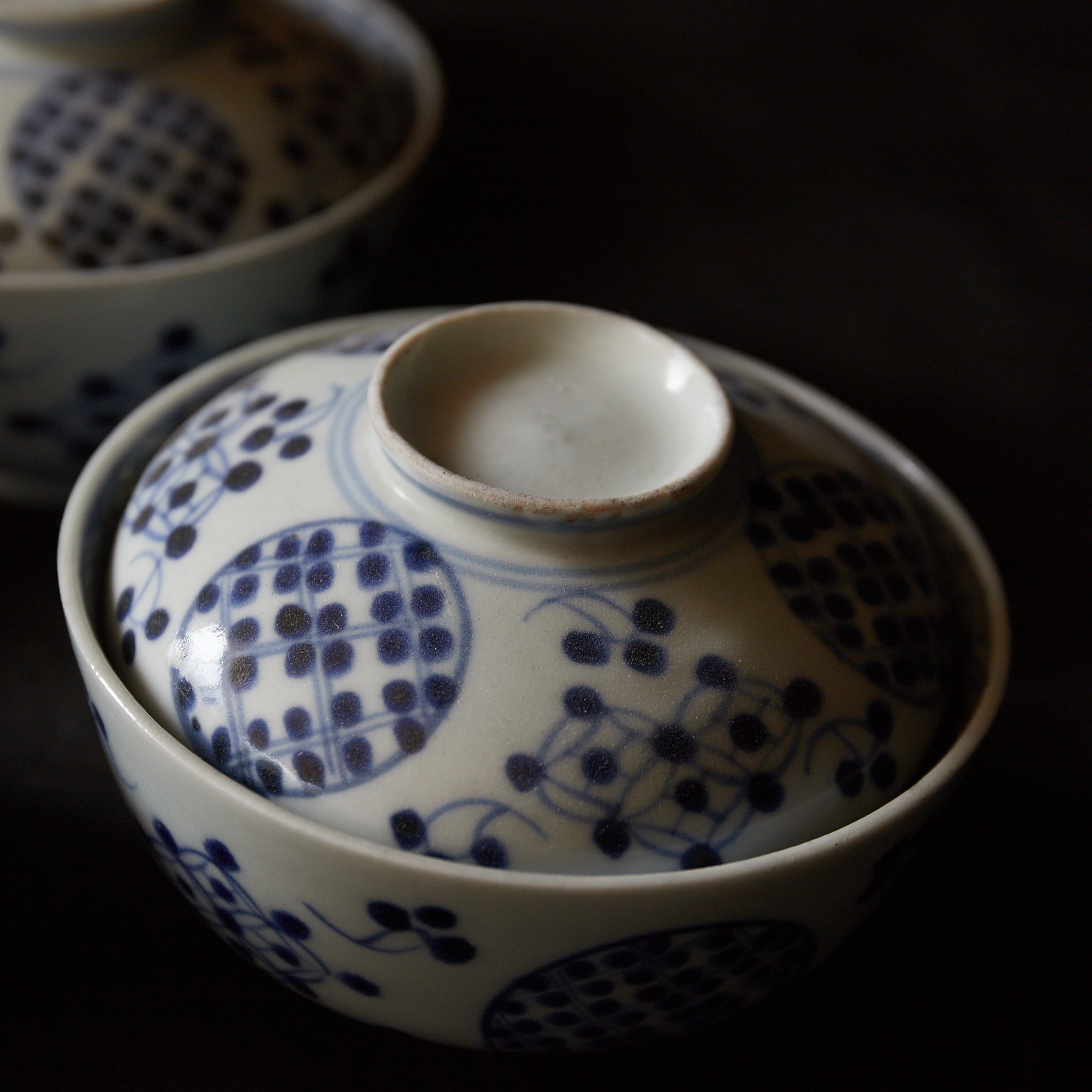 CUENCO DE TÉ CON TAPA, Imari, con azul bajo cubierta patrón de puntos geométrico, juego de 5, Período Edo(1603–1867 d. C.)