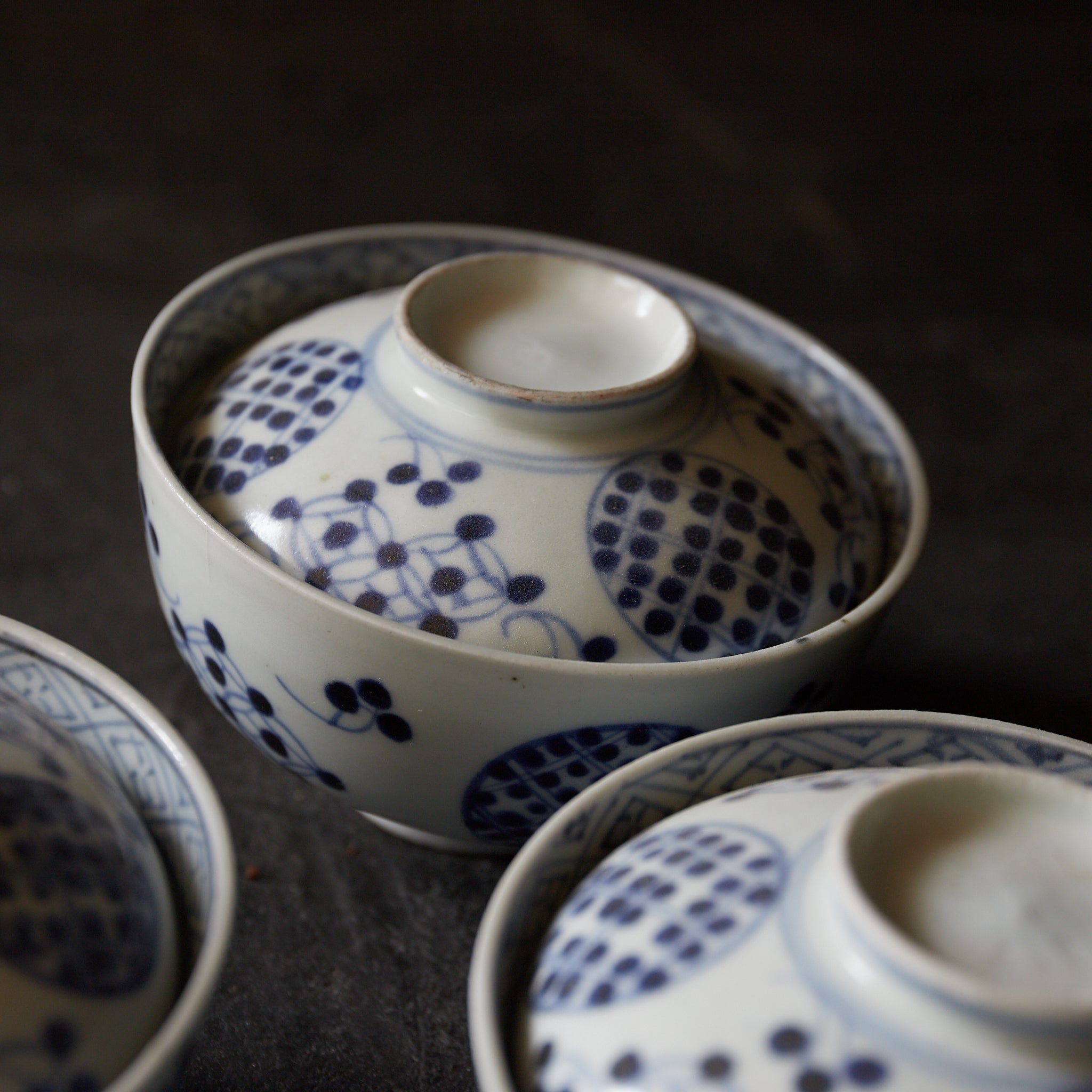CUENCO DE TÉ CON TAPA, Imari, con azul bajo cubierta patrón de puntos geométrico, juego de 5, Período Edo(1603–1867 d. C.)