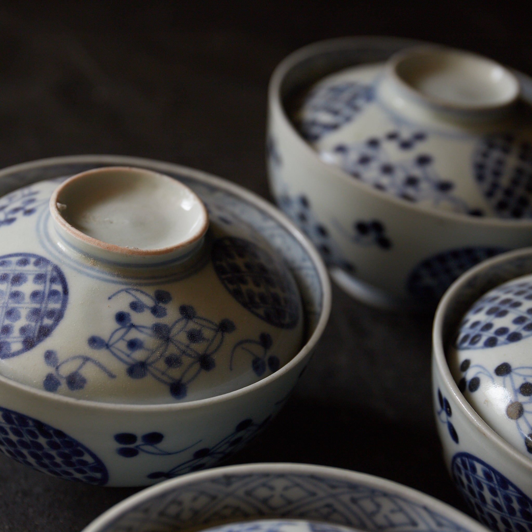 CUENCO DE TÉ CON TAPA, Imari, con azul bajo cubierta patrón de puntos geométrico, juego de 5, Período Edo(1603–1867 d. C.)
