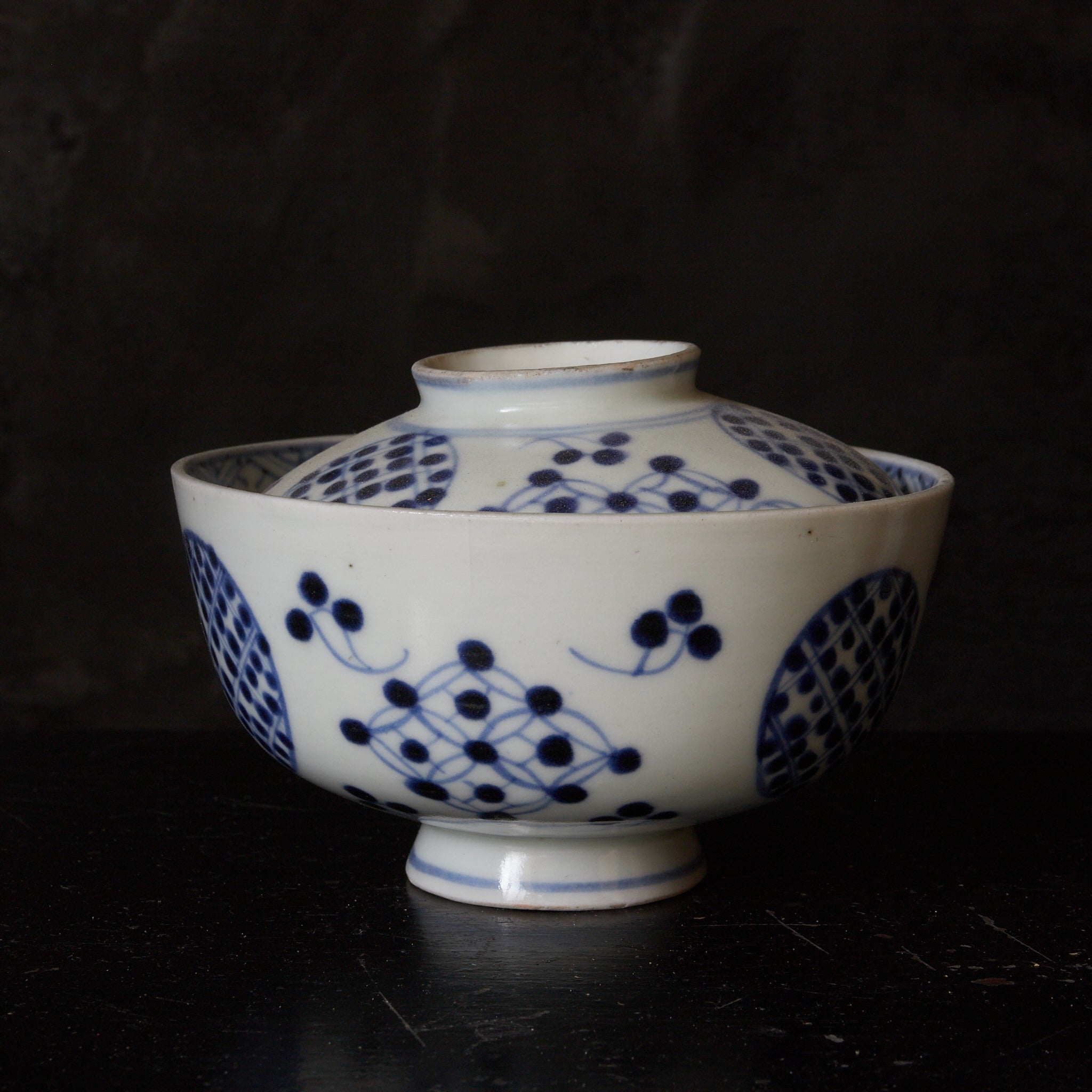 CUENCO DE TÉ CON TAPA, Imari, con azul bajo cubierta patrón de puntos geométrico, juego de 5, Período Edo(1603–1867 d. C.)
