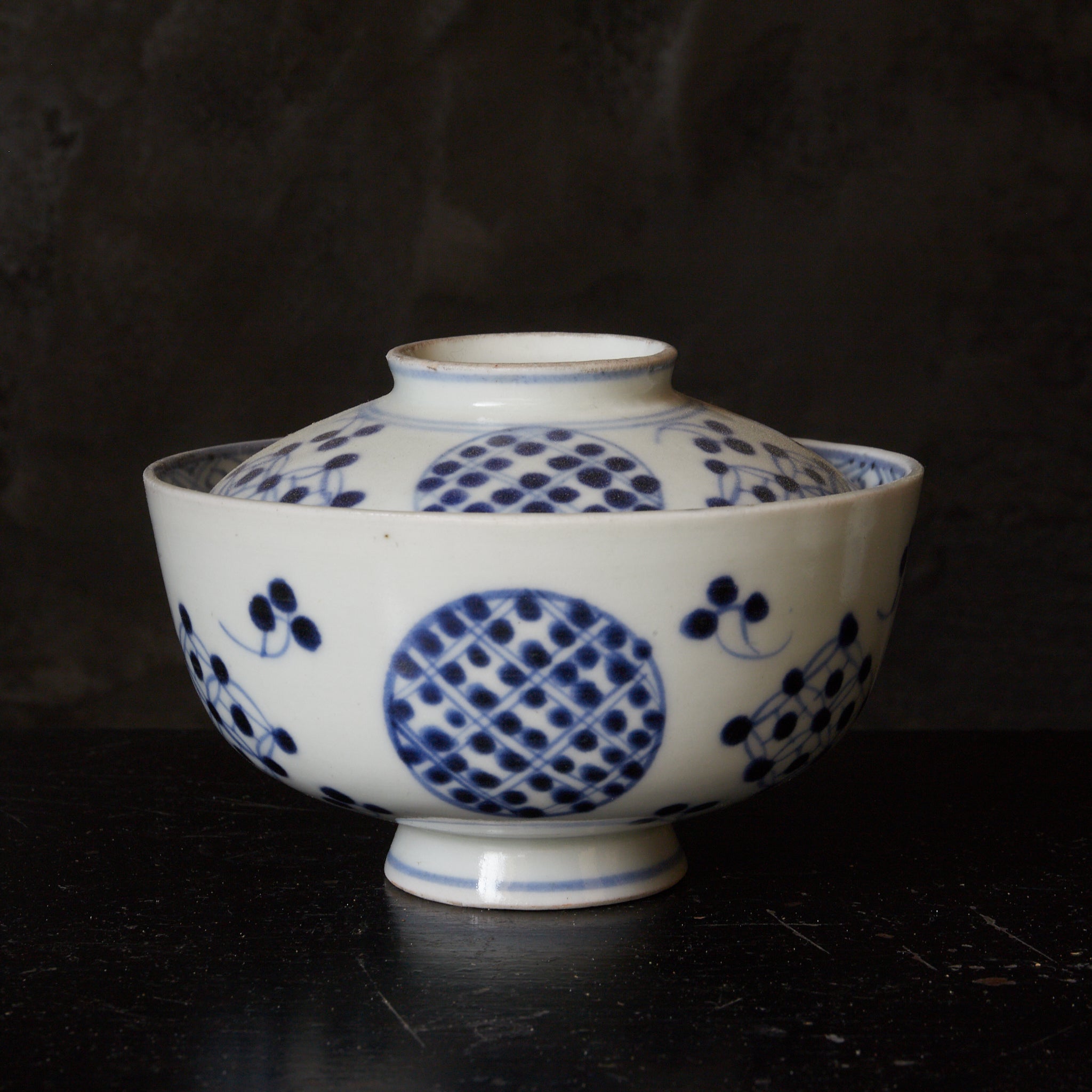 CUENCO DE TÉ CON TAPA, Imari, con azul bajo cubierta patrón de puntos geométrico, juego de 5, Período Edo(1603–1867 d. C.)