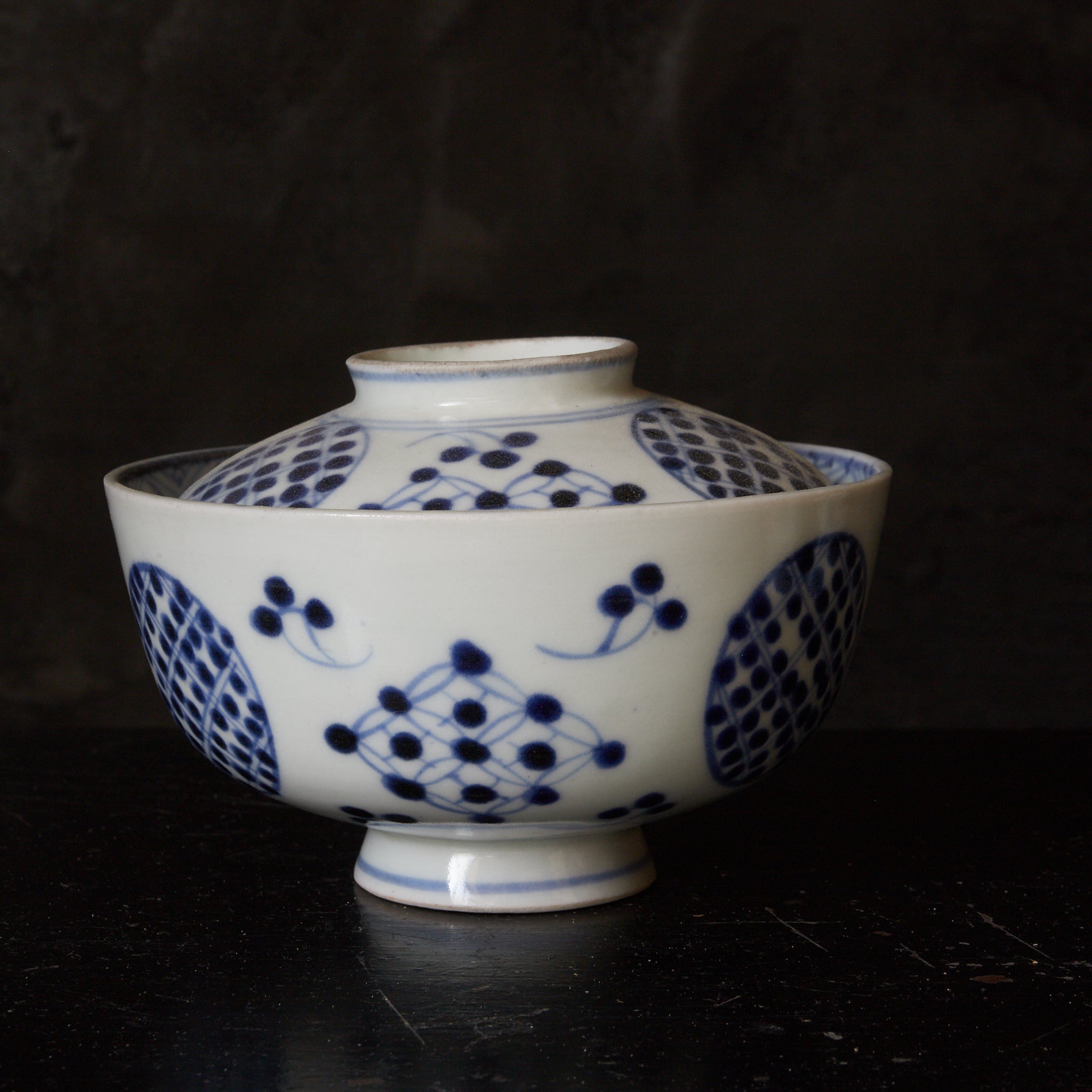 CUENCO DE TÉ CON TAPA, Imari, con azul bajo cubierta patrón de puntos geométrico, juego de 5, Período Edo(1603–1867 d. C.)