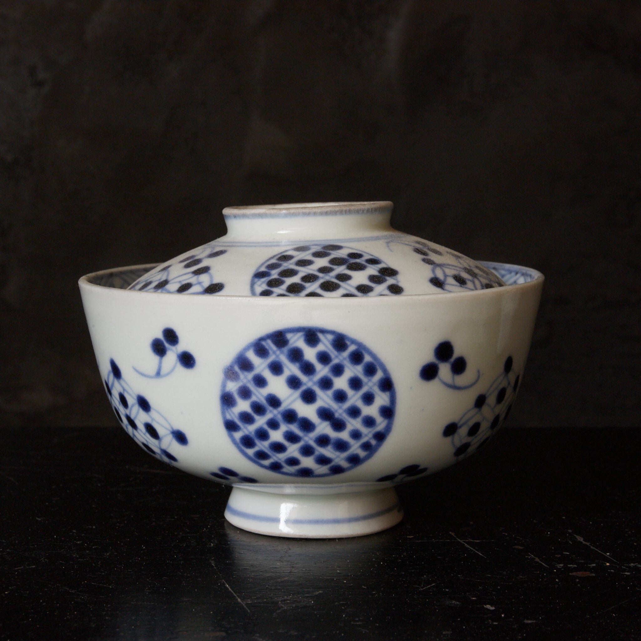 CUENCO DE TÉ CON TAPA, Imari, con azul bajo cubierta patrón de puntos geométrico, juego de 5, Período Edo(1603–1867 d. C.)