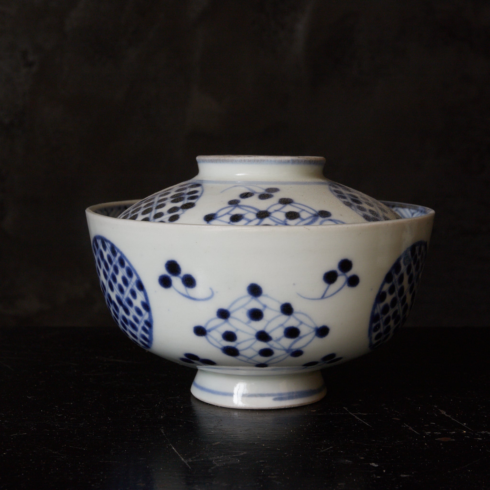 CUENCO DE TÉ CON TAPA, Imari, con azul bajo cubierta patrón de puntos geométrico, juego de 5, Período Edo(1603–1867 d. C.)
