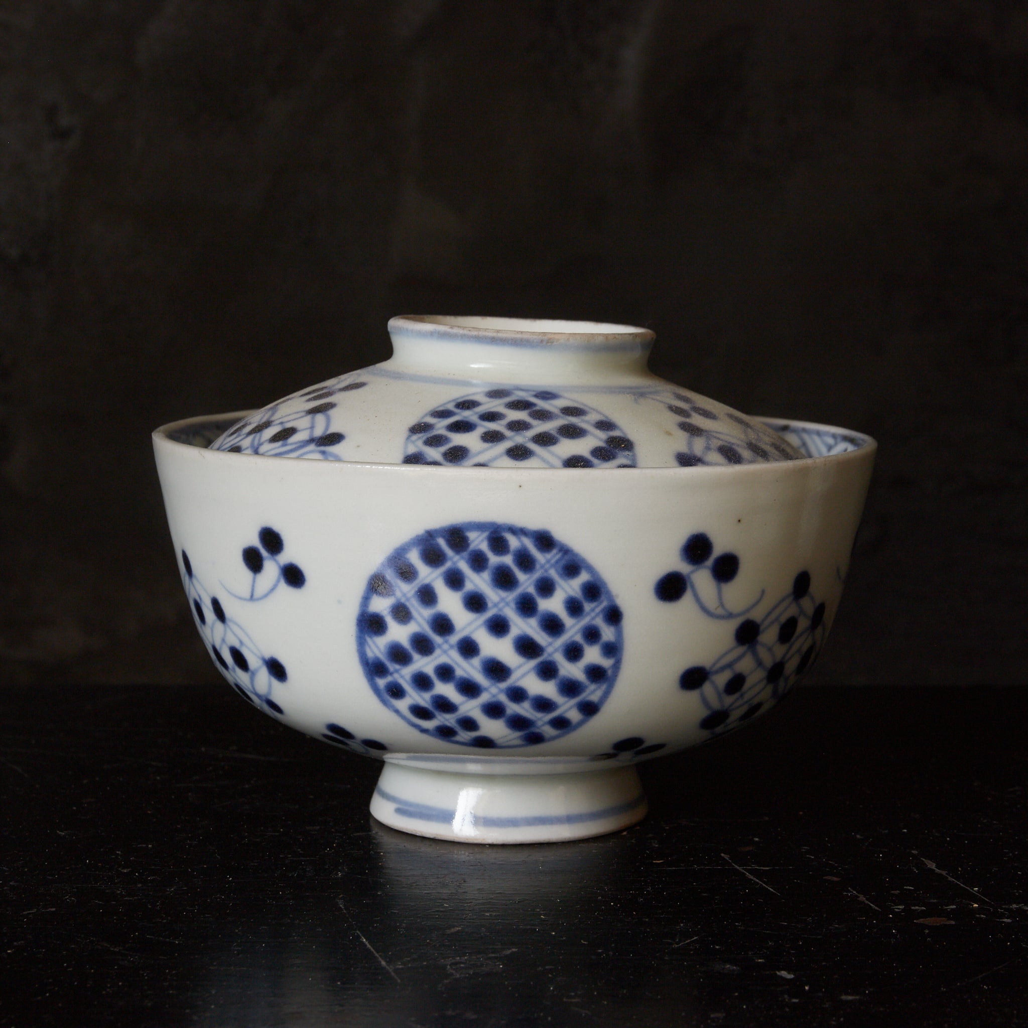 CUENCO DE TÉ CON TAPA, Imari, con azul bajo cubierta patrón de puntos geométrico, juego de 5, Período Edo(1603–1867 d. C.)