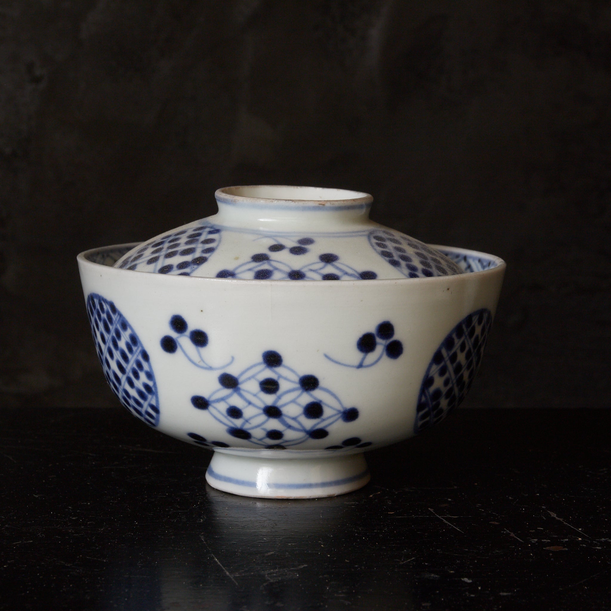 CUENCO DE TÉ CON TAPA, Imari, con azul bajo cubierta patrón de puntos geométrico, juego de 5, Período Edo(1603–1867 d. C.)