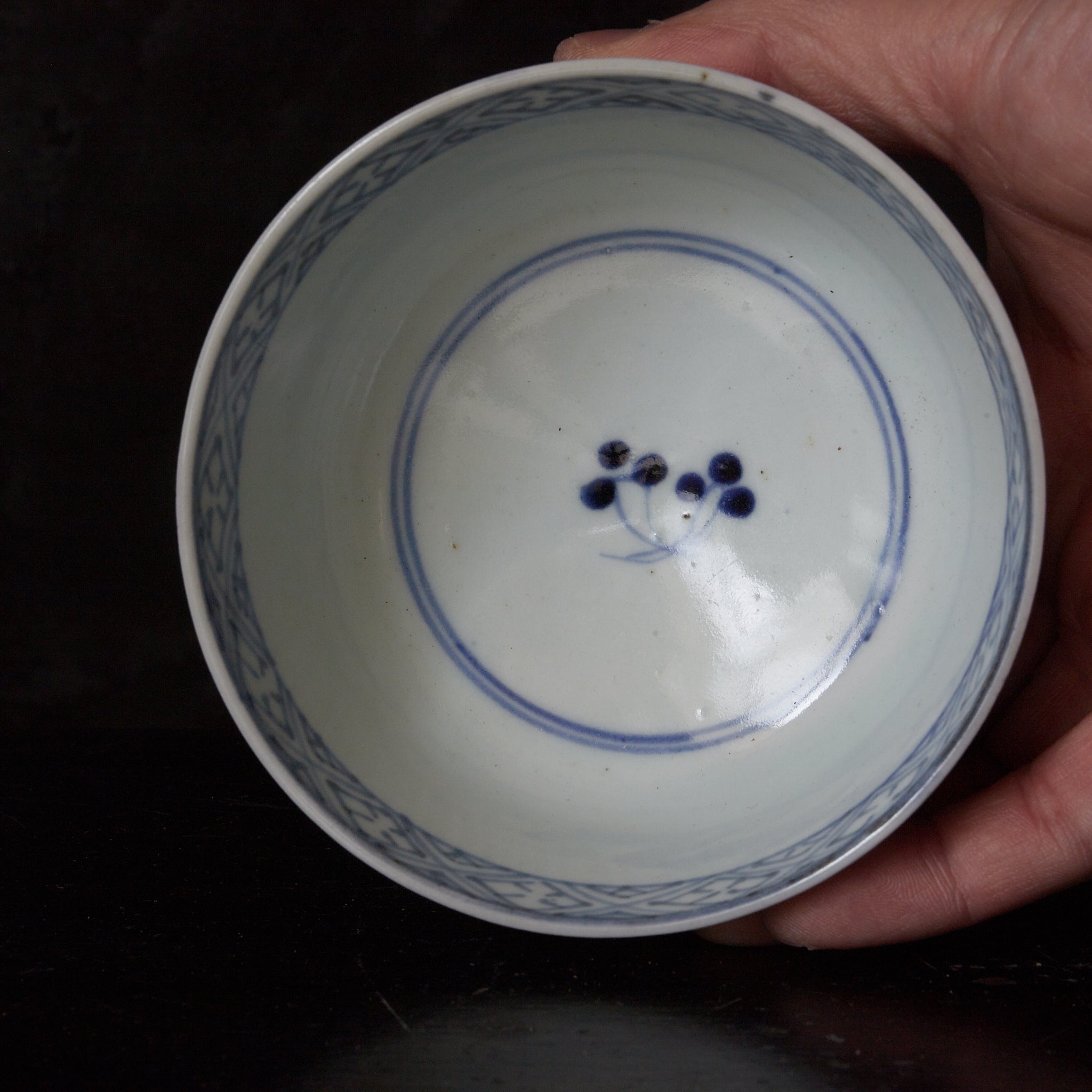 CUENCO DE TÉ CON TAPA, Imari, con azul bajo cubierta patrón de puntos geométrico, juego de 5, Período Edo(1603–1867 d. C.)