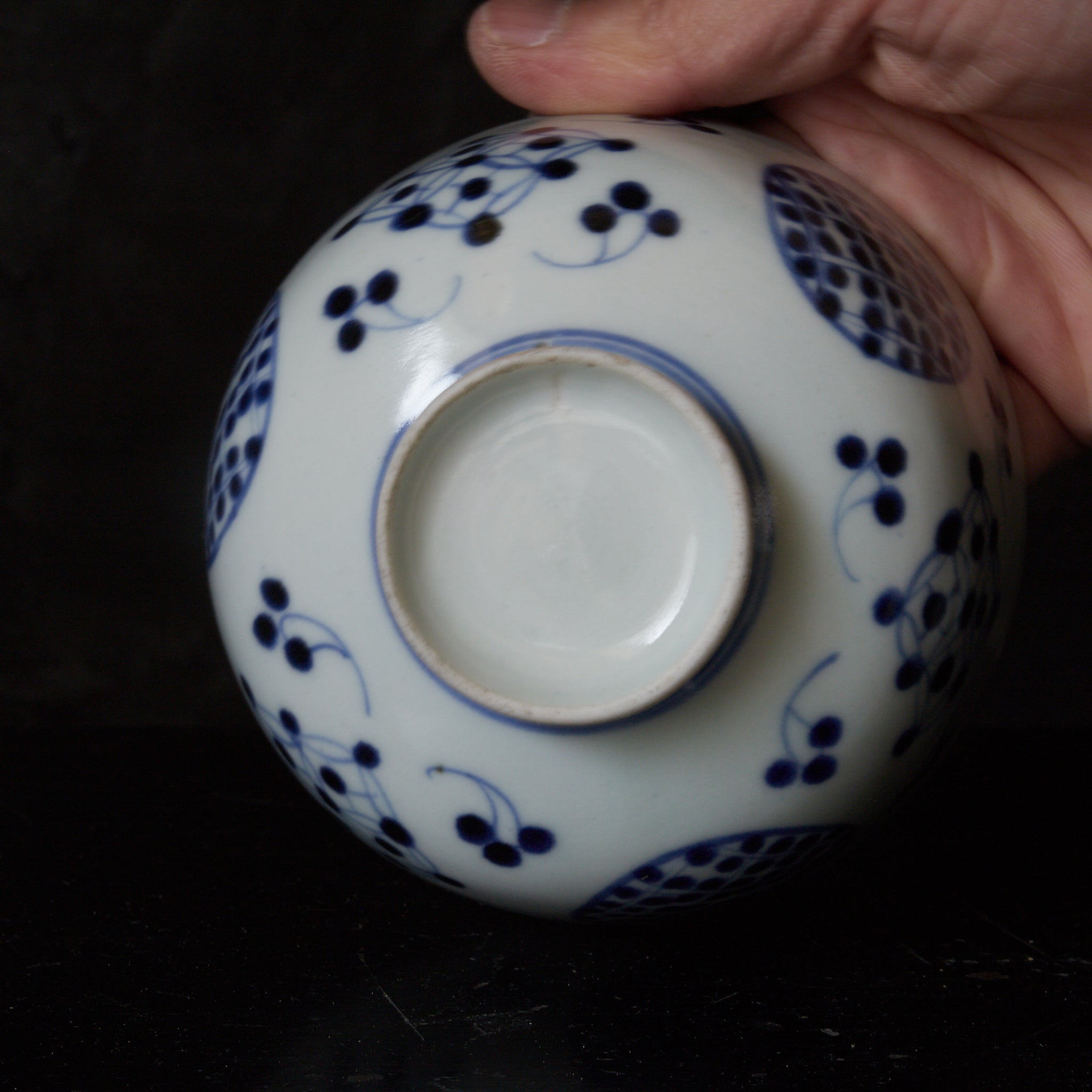 CUENCO DE TÉ CON TAPA, Imari, con azul bajo cubierta patrón de puntos geométrico, juego de 5, Período Edo(1603–1867 d. C.)