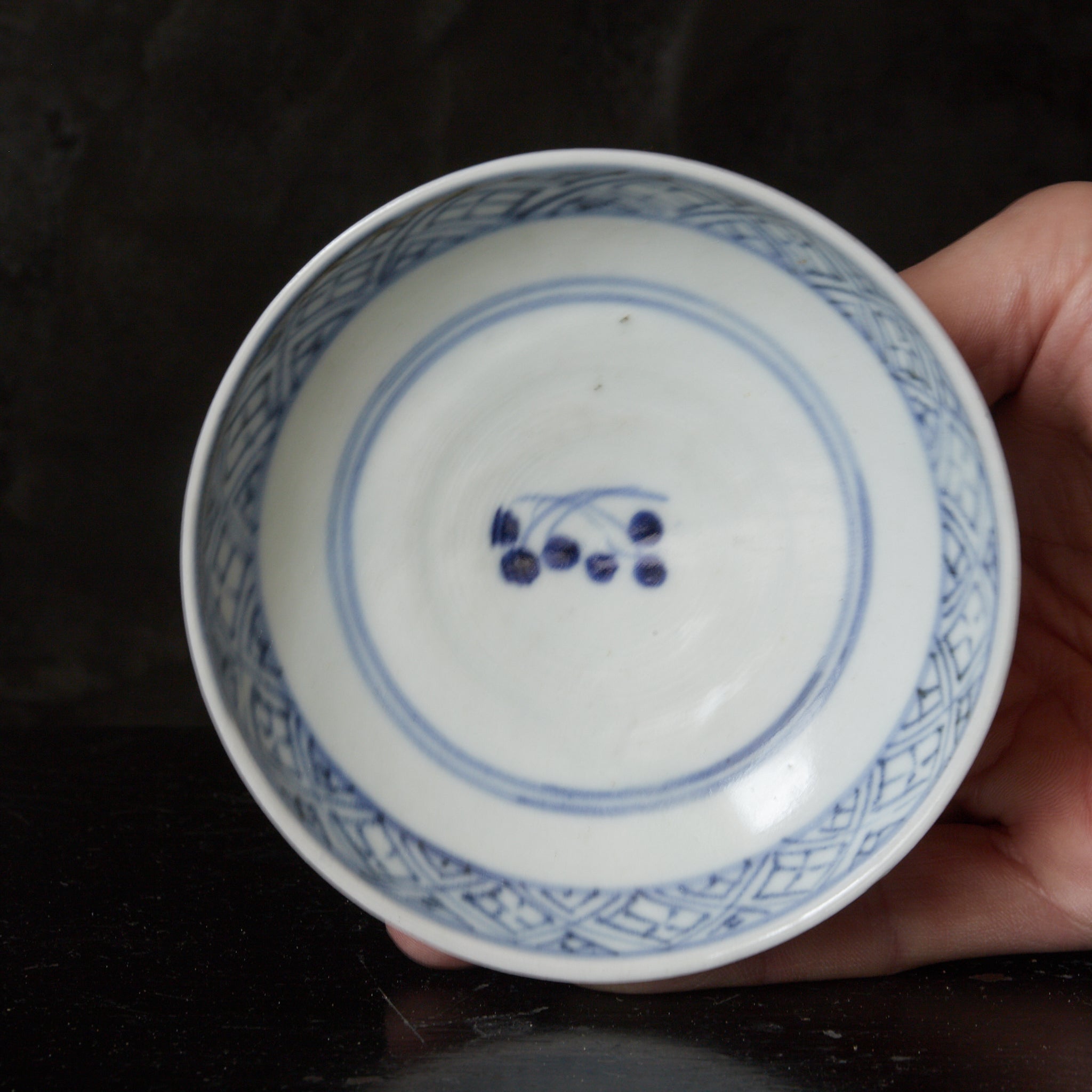 CUENCO DE TÉ CON TAPA, Imari, con azul bajo cubierta patrón de puntos geométrico, juego de 5, Período Edo(1603–1867 d. C.)