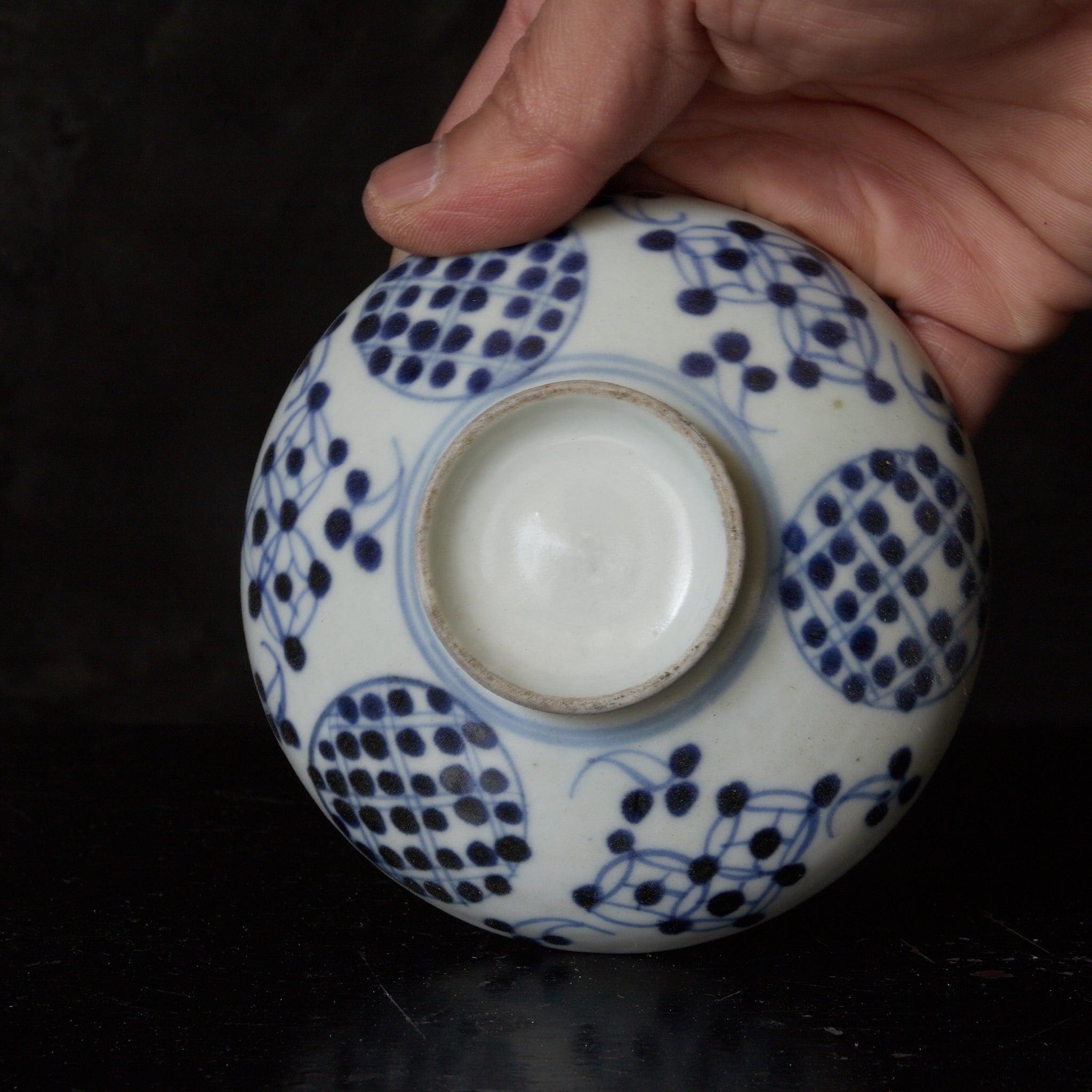 CUENCO DE TÉ CON TAPA, Imari, con azul bajo cubierta patrón de puntos geométrico, juego de 5, Período Edo(1603–1867 d. C.)