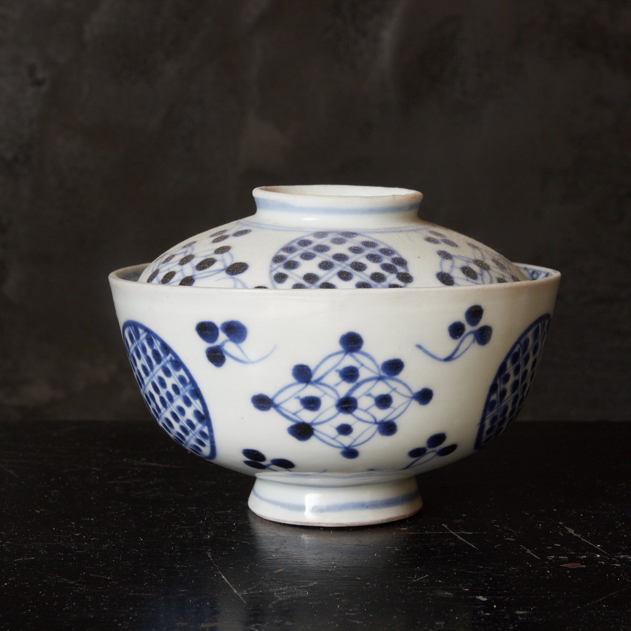 CUENCO DE TÉ CON TAPA, Imari, con azul bajo cubierta patrón de puntos geométrico, juego de 5, Período Edo(1603–1867 d. C.)