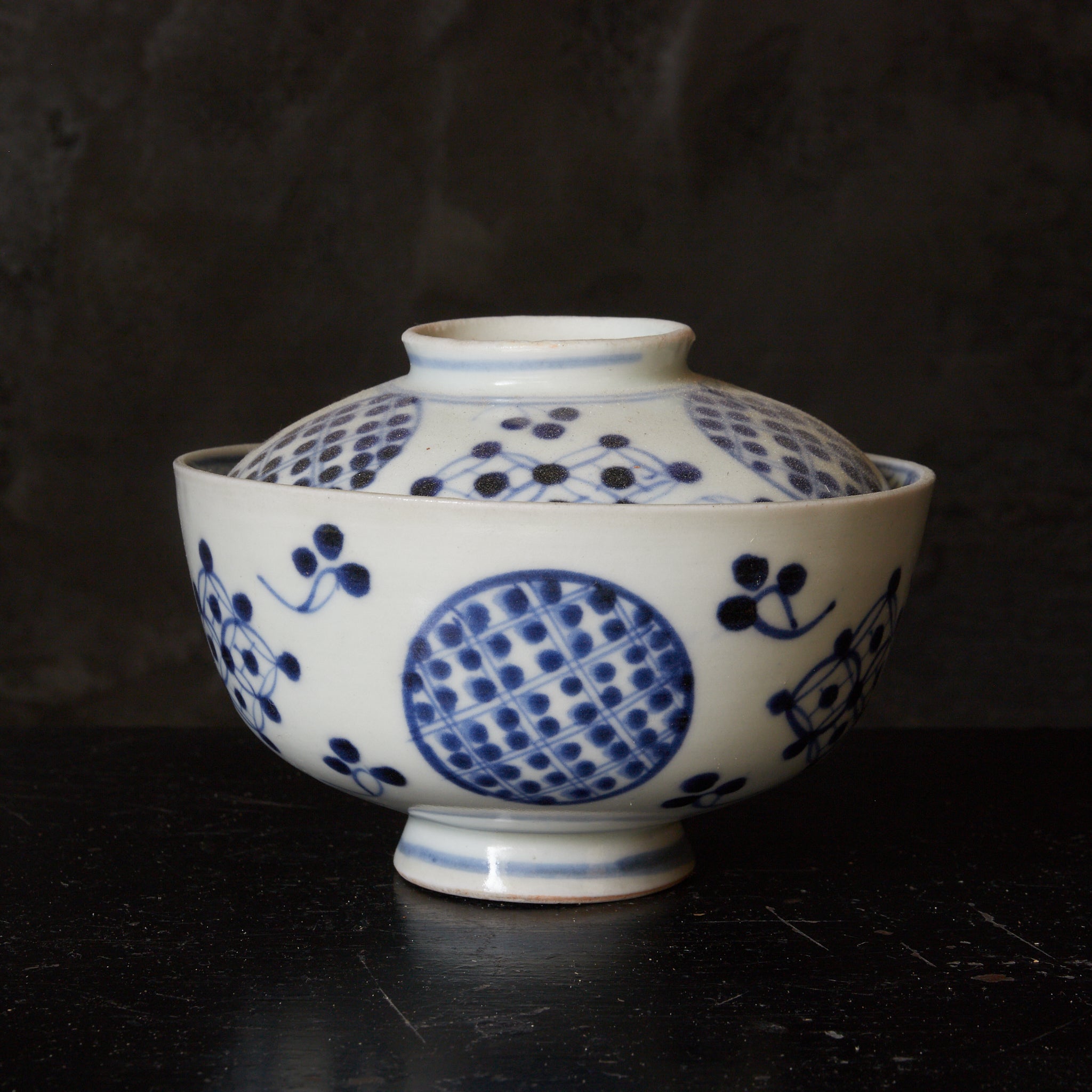 CUENCO DE TÉ CON TAPA, Imari, con azul bajo cubierta patrón de puntos geométrico, juego de 5, Período Edo(1603–1867 d. C.)