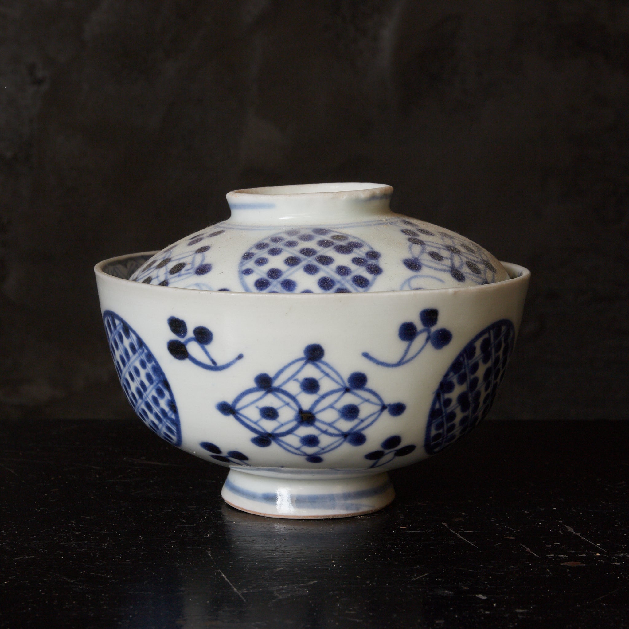 CUENCO DE TÉ CON TAPA, Imari, con azul bajo cubierta patrón de puntos geométrico, juego de 5, Período Edo(1603–1867 d. C.)