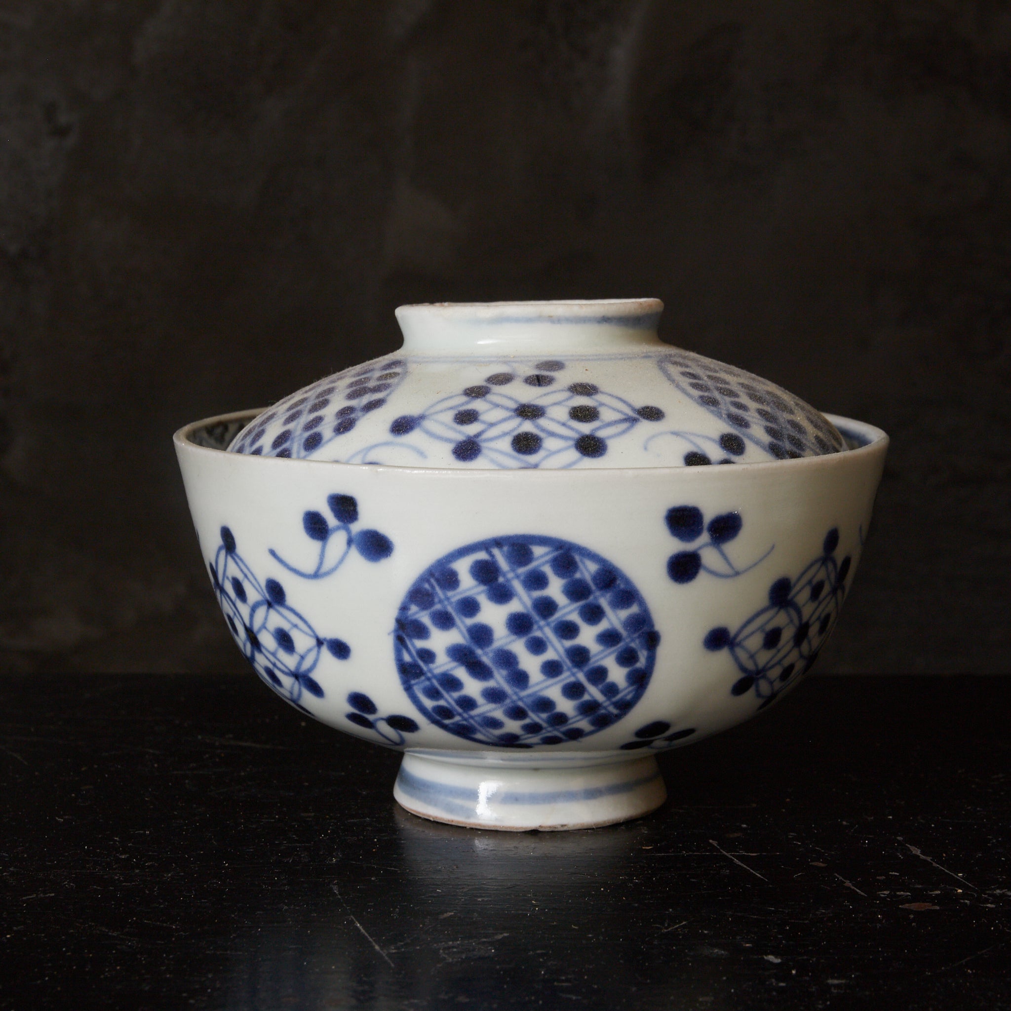 CUENCO DE TÉ CON TAPA, Imari, con azul bajo cubierta patrón de puntos geométrico, juego de 5, Período Edo(1603–1867 d. C.)