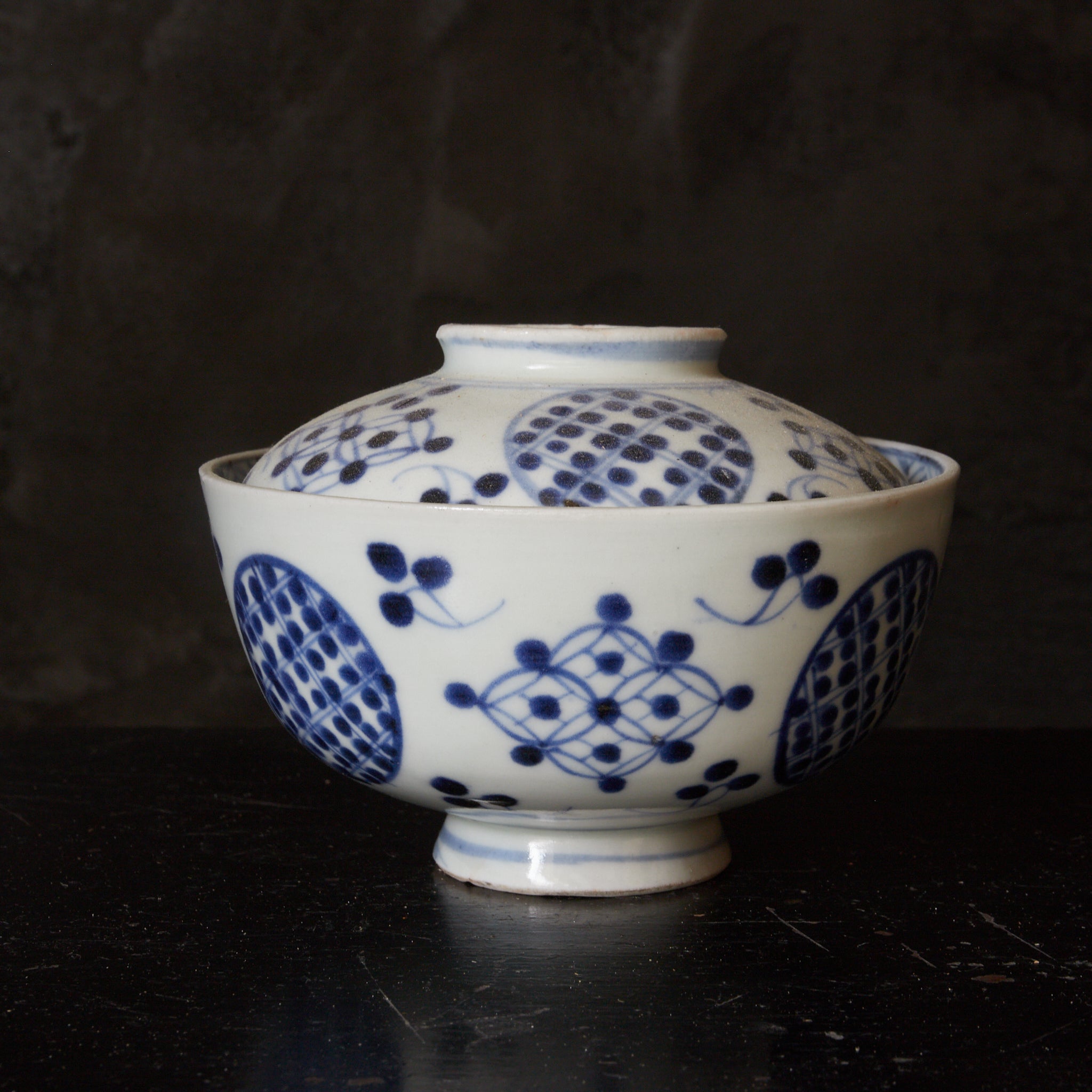 CUENCO DE TÉ CON TAPA, Imari, con azul bajo cubierta patrón de puntos geométrico, juego de 5, Período Edo(1603–1867 d. C.)