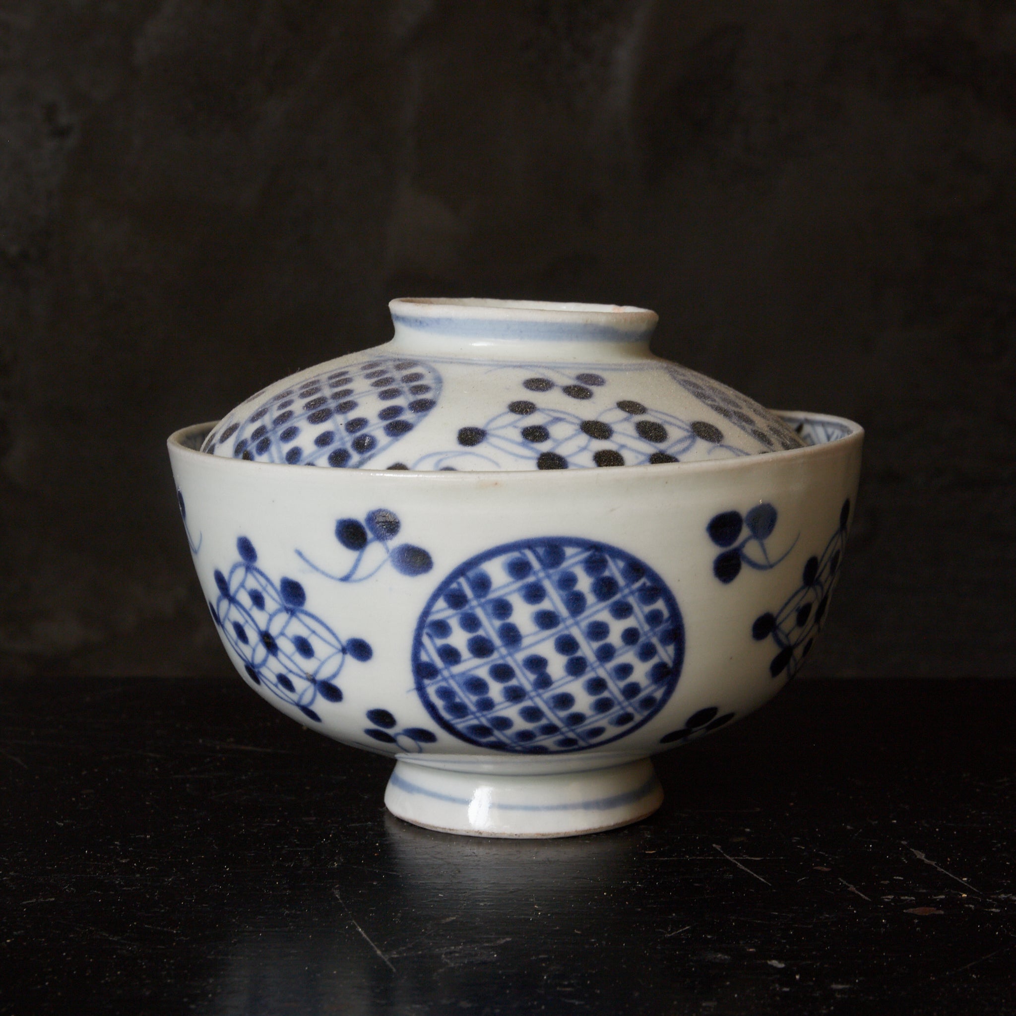 CUENCO DE TÉ CON TAPA, Imari, con azul bajo cubierta patrón de puntos geométrico, juego de 5, Período Edo(1603–1867 d. C.)