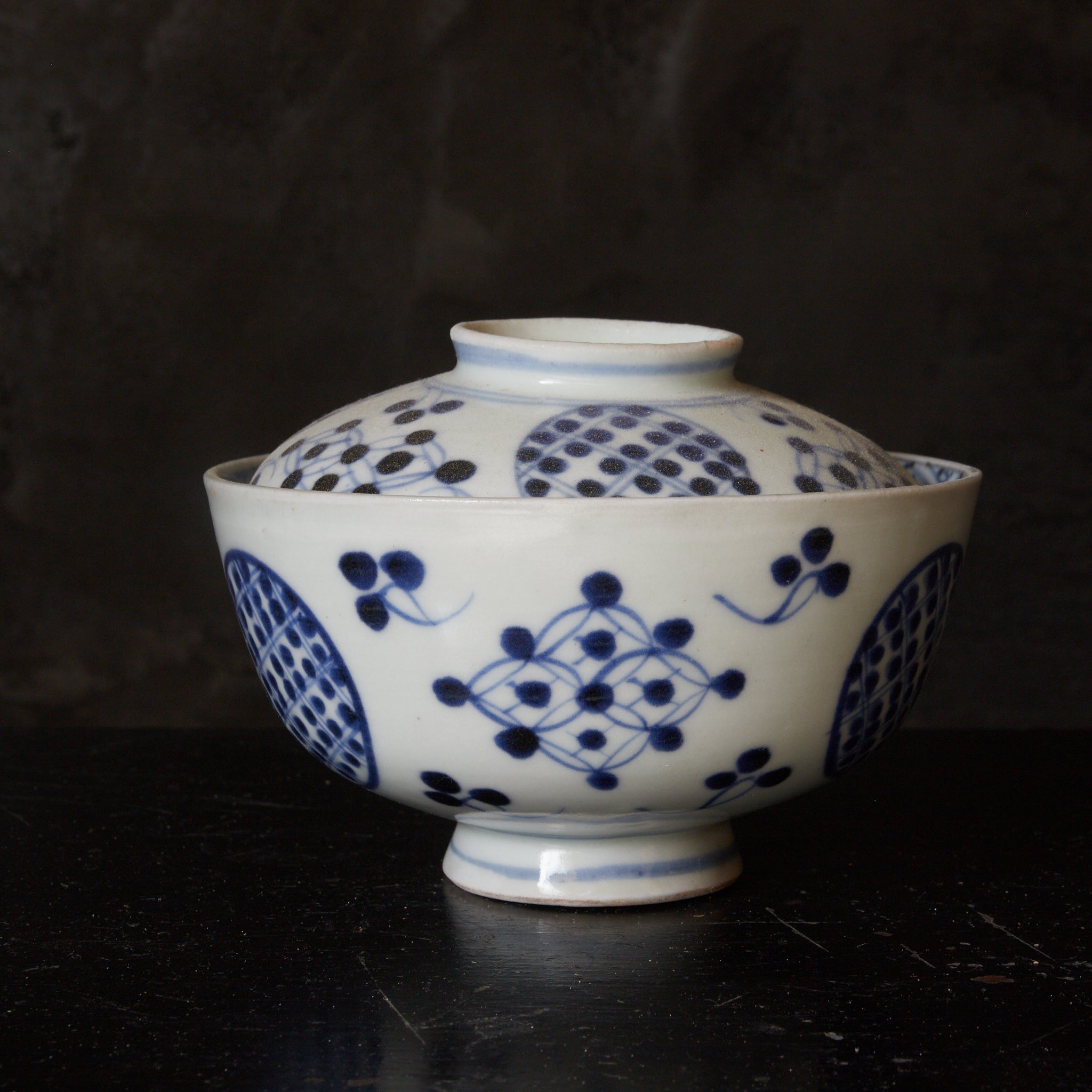 CUENCO DE TÉ CON TAPA, Imari, con azul bajo cubierta patrón de puntos geométrico, juego de 5, Período Edo(1603–1867 d. C.)