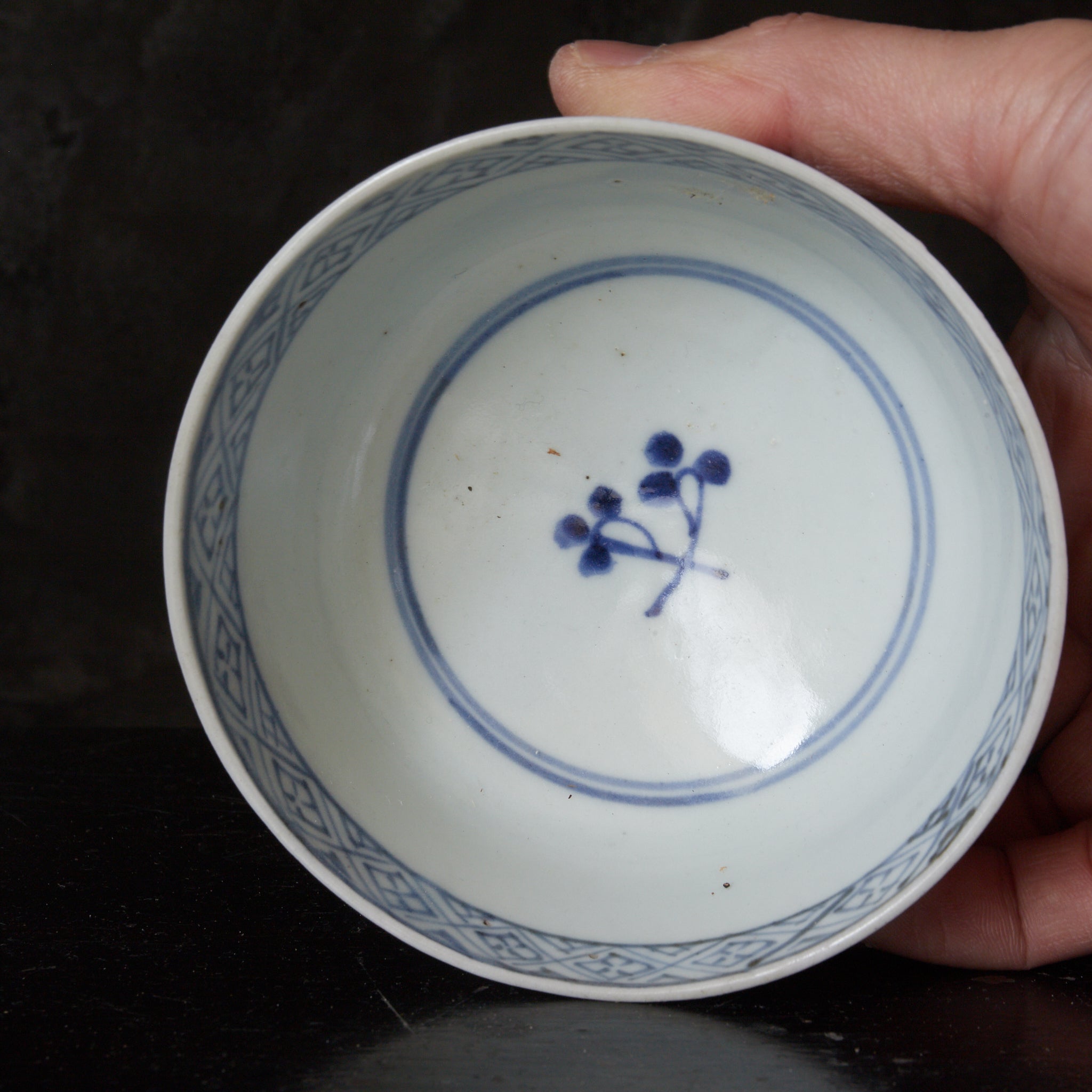 CUENCO DE TÉ CON TAPA, Imari, con azul bajo cubierta patrón de puntos geométrico, juego de 5, Período Edo(1603–1867 d. C.)