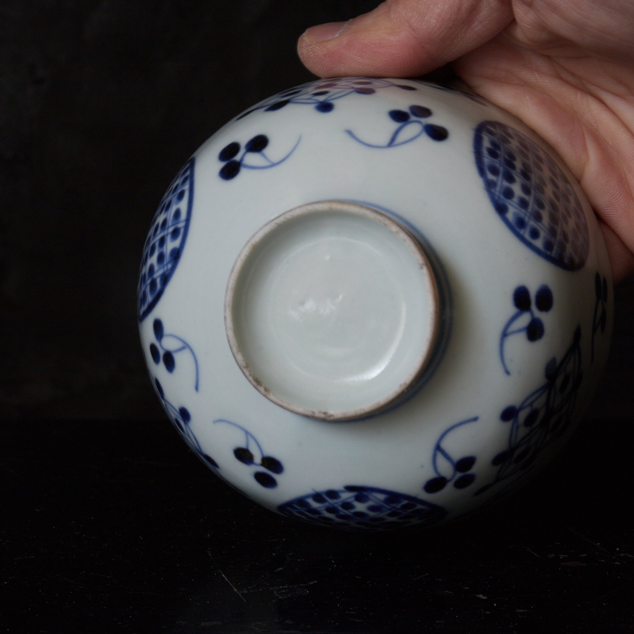 CUENCO DE TÉ CON TAPA, Imari, con azul bajo cubierta patrón de puntos geométrico, juego de 5, Período Edo(1603–1867 d. C.)