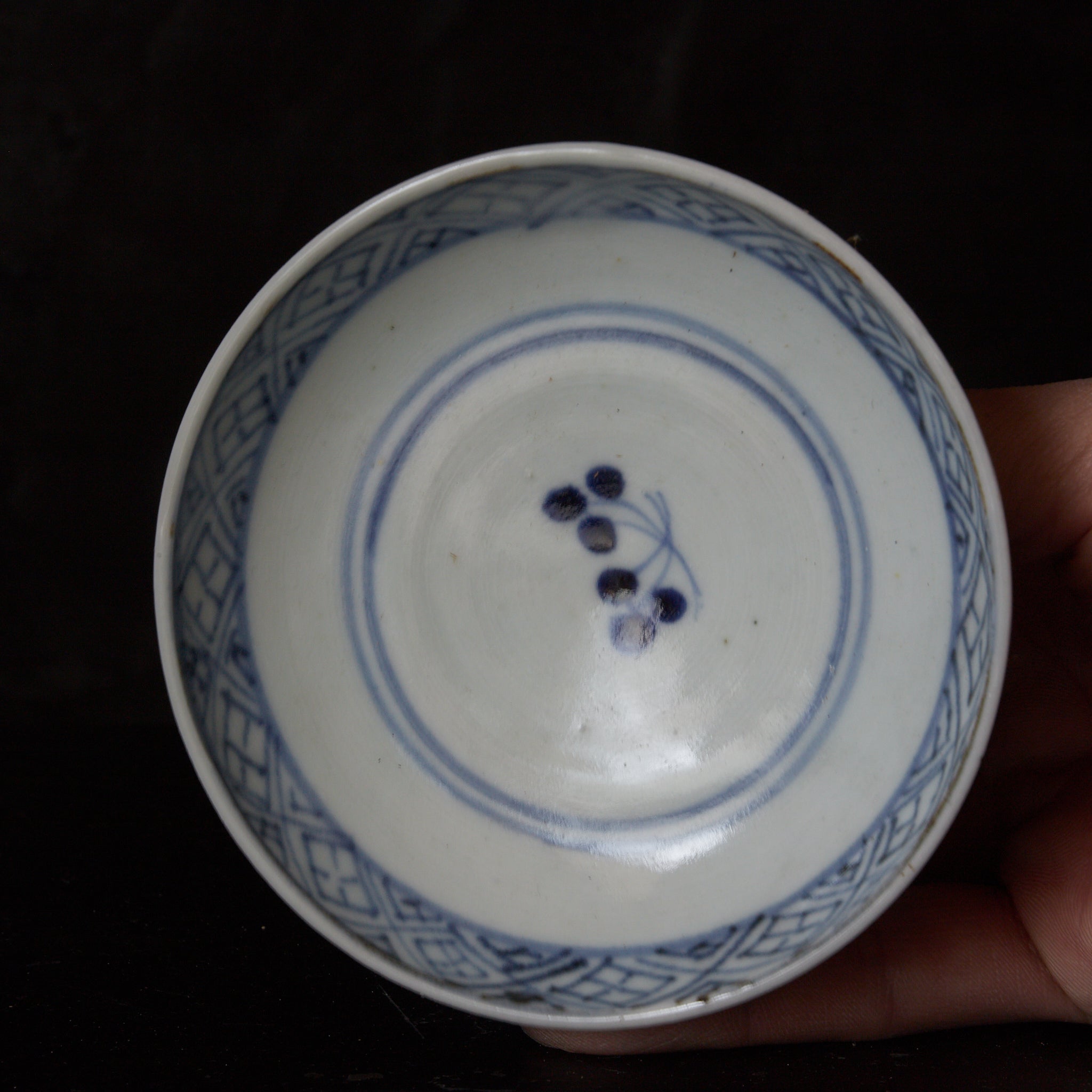 CUENCO DE TÉ CON TAPA, Imari, con azul bajo cubierta patrón de puntos geométrico, juego de 5, Período Edo(1603–1867 d. C.)