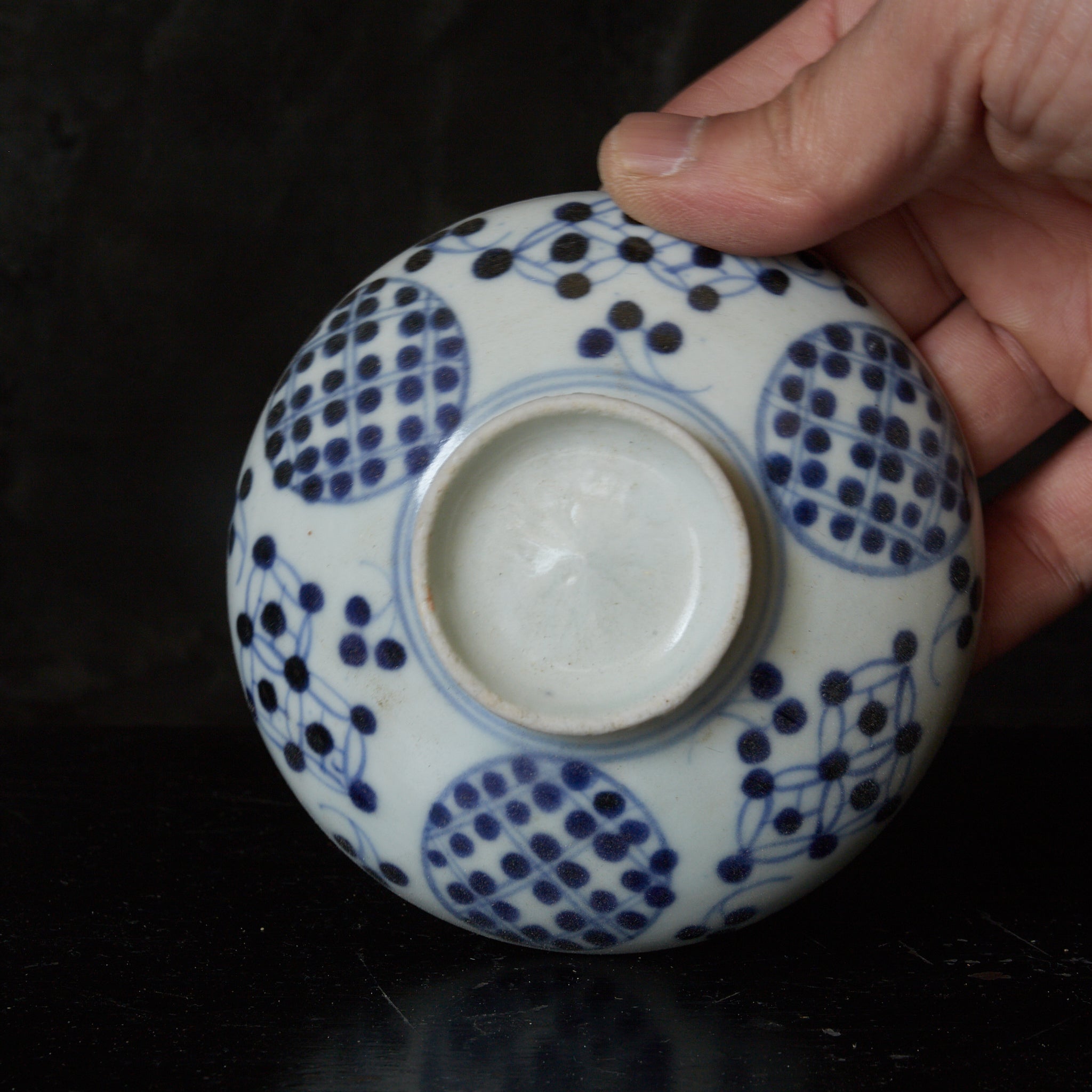 CUENCO DE TÉ CON TAPA, Imari, con azul bajo cubierta patrón de puntos geométrico, juego de 5, Período Edo(1603–1867 d. C.)