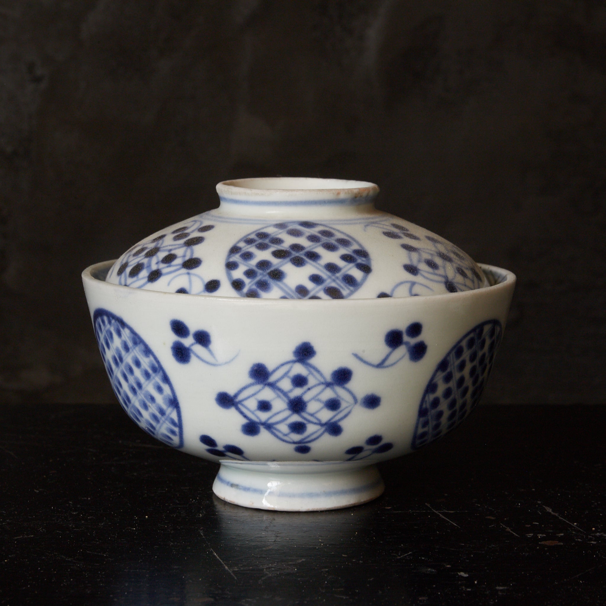 CUENCO DE TÉ CON TAPA, Imari, con azul bajo cubierta patrón de puntos geométrico, juego de 5, Período Edo(1603–1867 d. C.)