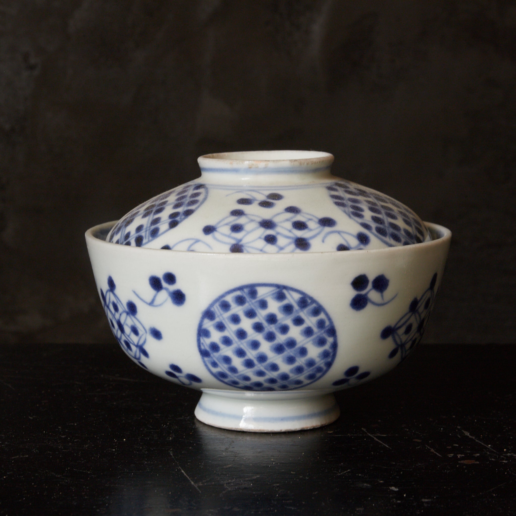 CUENCO DE TÉ CON TAPA, Imari, con azul bajo cubierta patrón de puntos geométrico, juego de 5, Período Edo(1603–1867 d. C.)