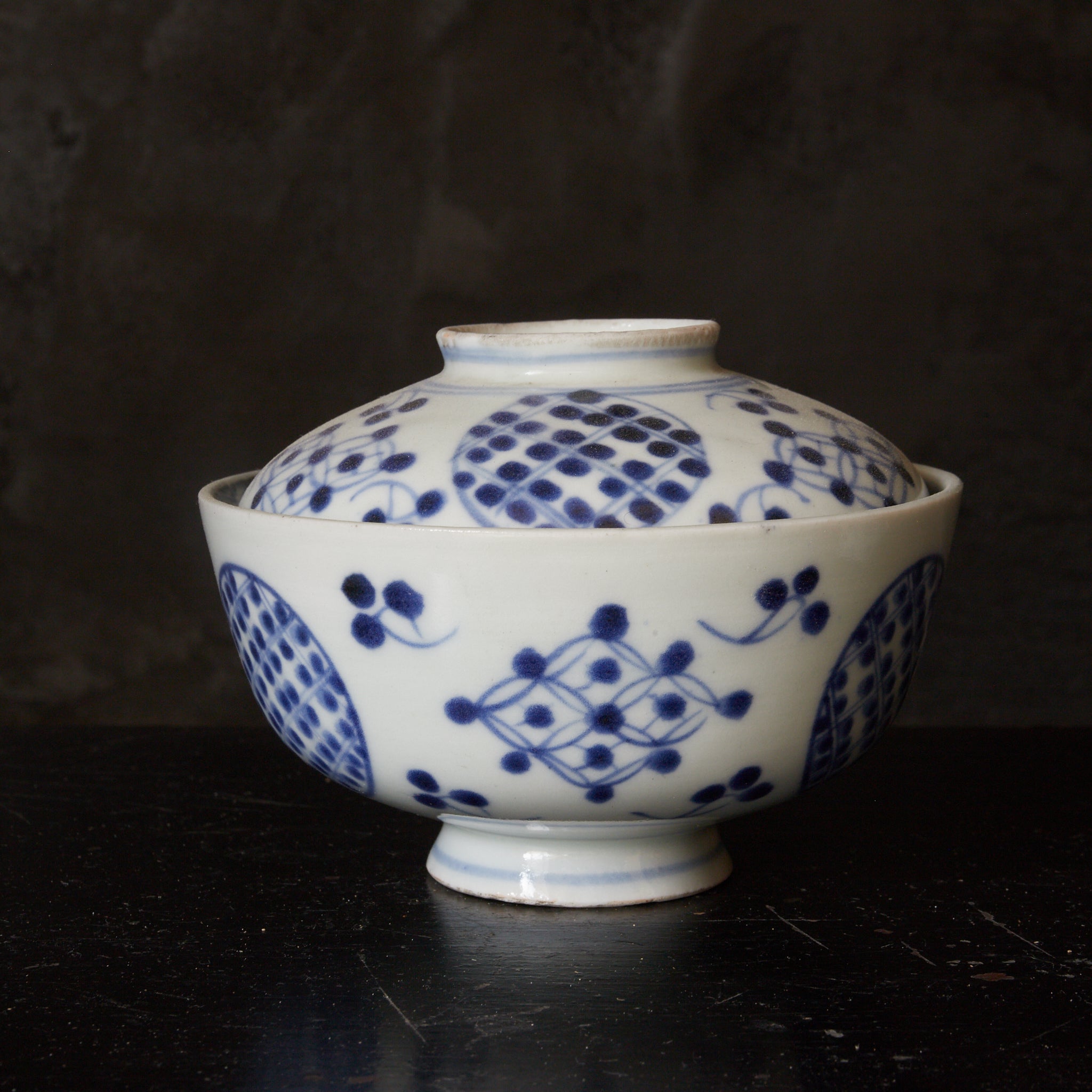 CUENCO DE TÉ CON TAPA, Imari, con azul bajo cubierta patrón de puntos geométrico, juego de 5, Período Edo(1603–1867 d. C.)