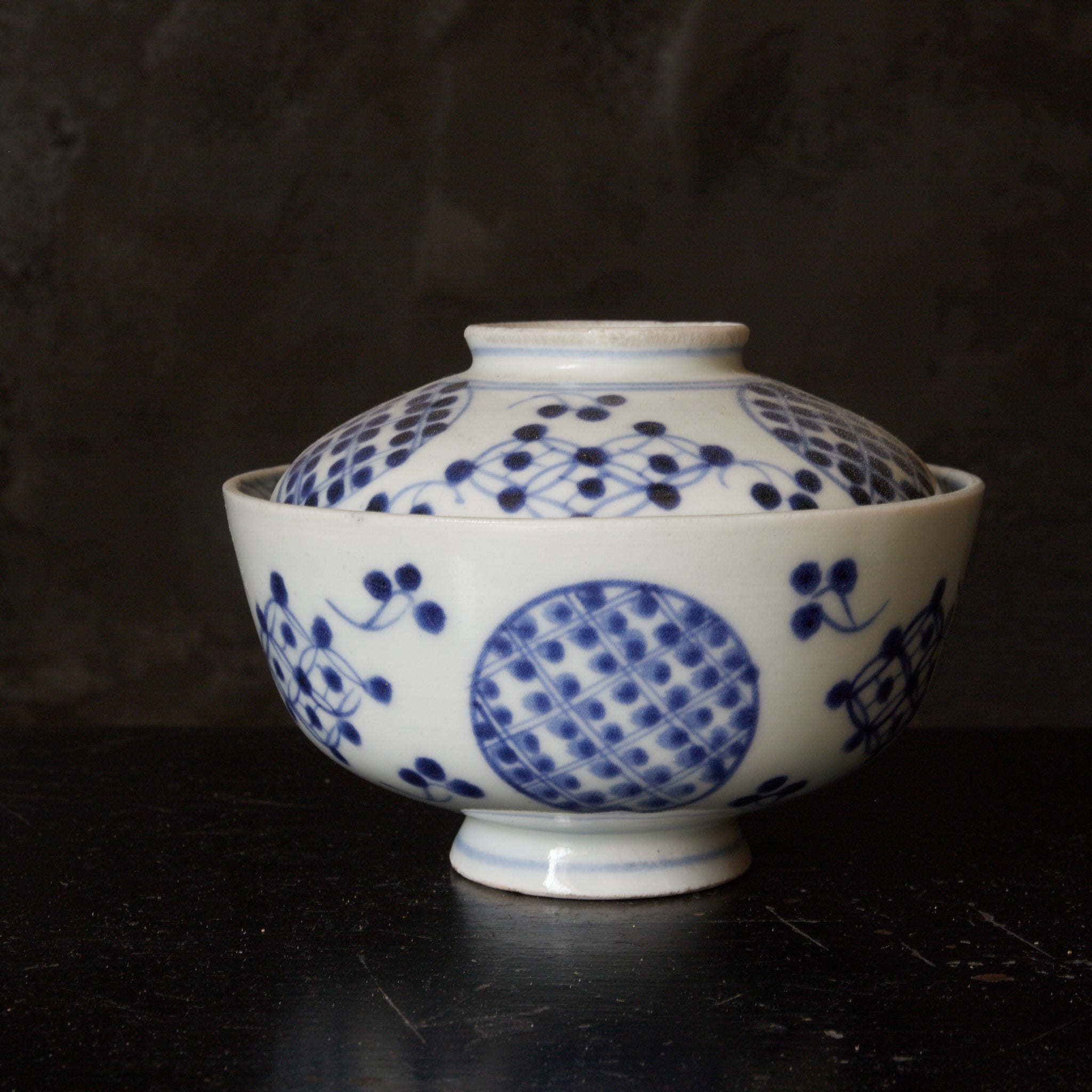 CUENCO DE TÉ CON TAPA, Imari, con azul bajo cubierta patrón de puntos geométrico, juego de 5, Período Edo(1603–1867 d. C.)