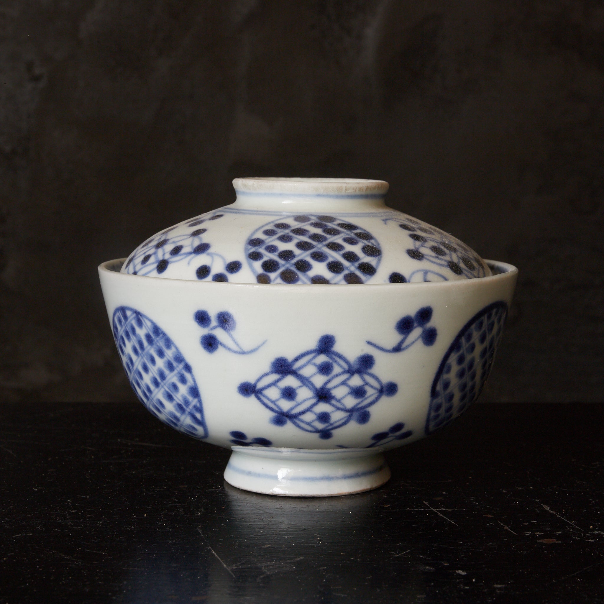 CUENCO DE TÉ CON TAPA, Imari, con azul bajo cubierta patrón de puntos geométrico, juego de 5, Período Edo(1603–1867 d. C.)
