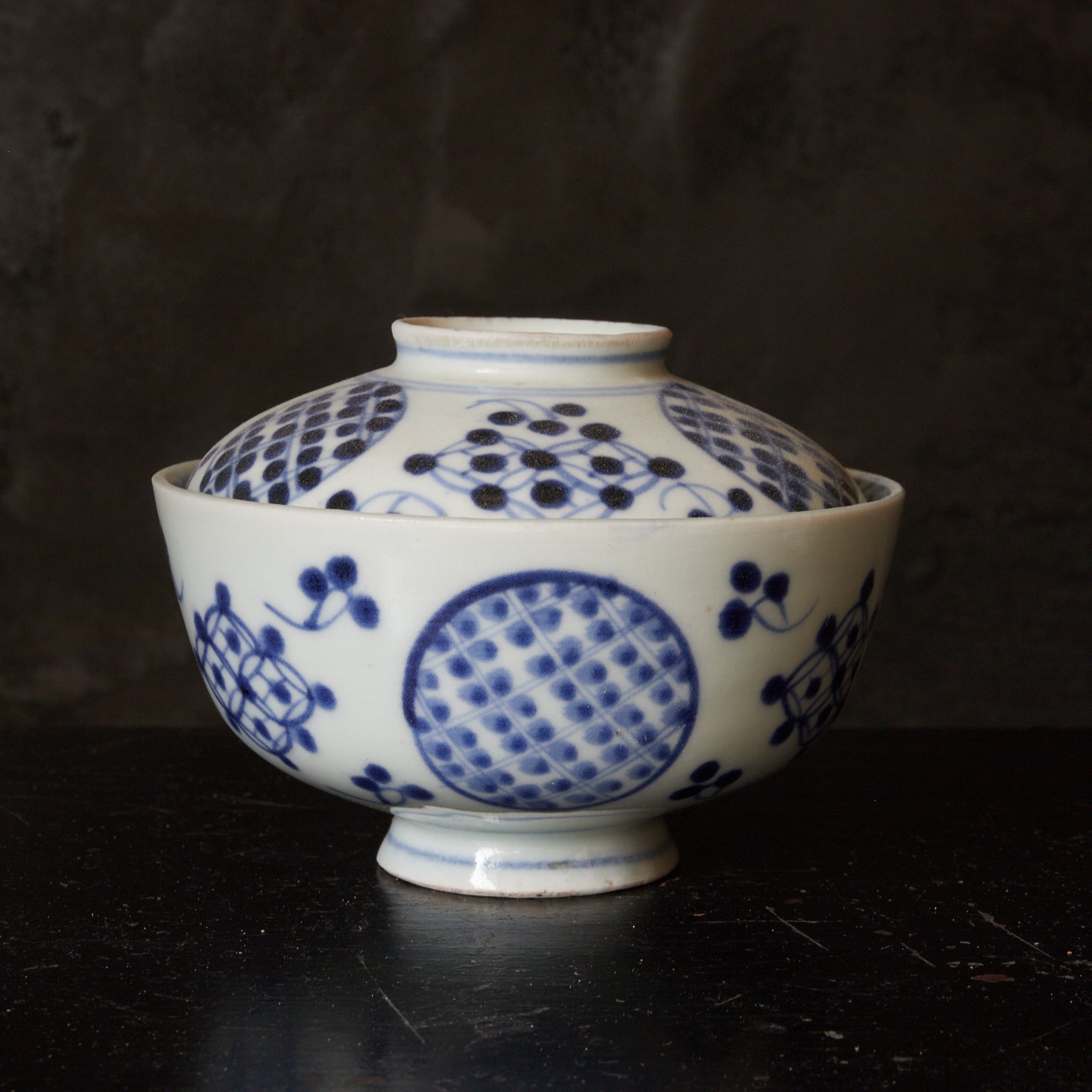 CUENCO DE TÉ CON TAPA, Imari, con azul bajo cubierta patrón de puntos geométrico, juego de 5, Período Edo(1603–1867 d. C.)