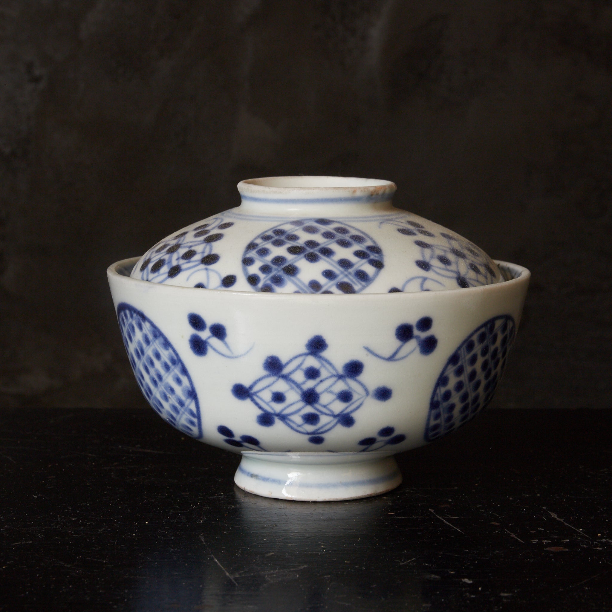 CUENCO DE TÉ CON TAPA, Imari, con azul bajo cubierta patrón de puntos geométrico, juego de 5, Período Edo(1603–1867 d. C.)