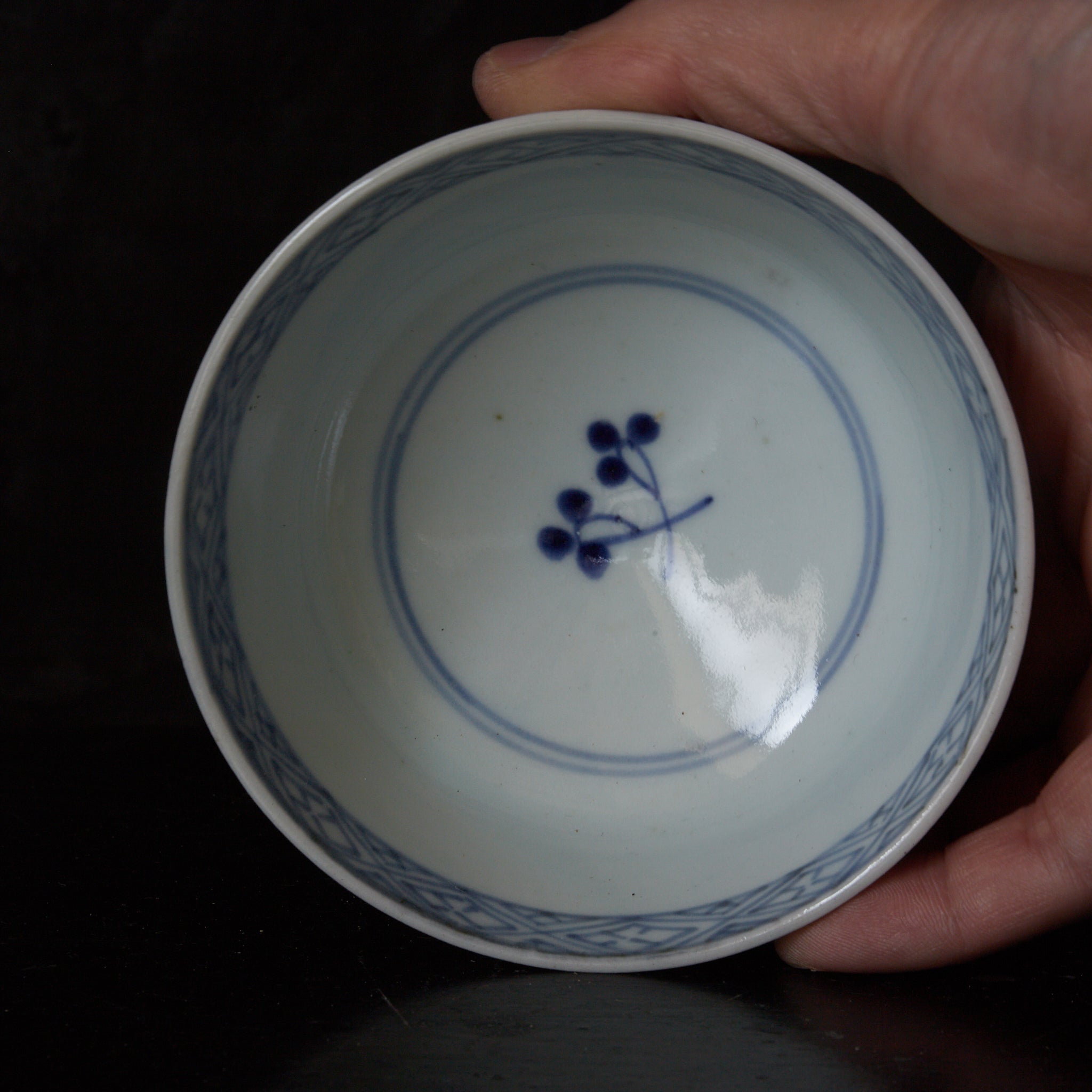 CUENCO DE TÉ CON TAPA, Imari, con azul bajo cubierta patrón de puntos geométrico, juego de 5, Período Edo(1603–1867 d. C.)