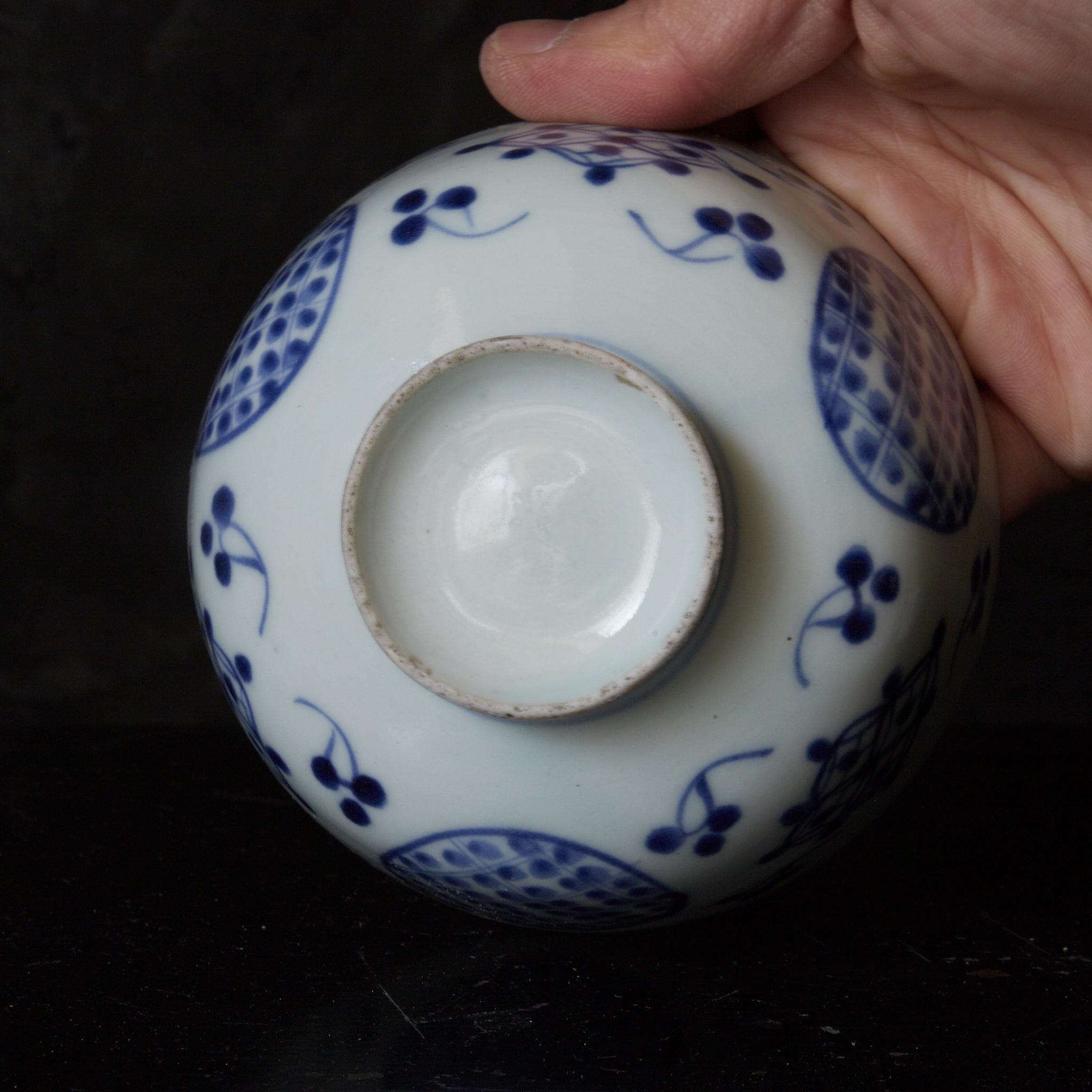 CUENCO DE TÉ CON TAPA, Imari, con azul bajo cubierta patrón de puntos geométrico, juego de 5, Período Edo(1603–1867 d. C.)