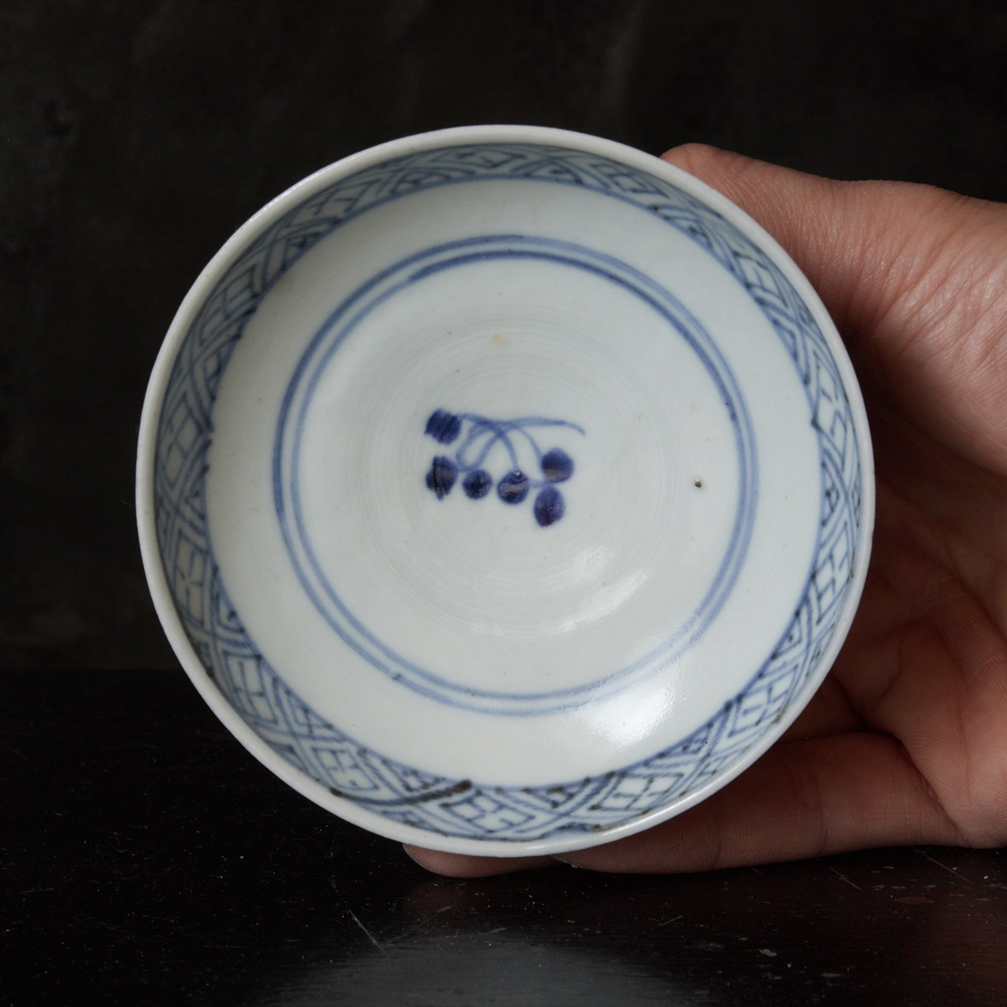 CUENCO DE TÉ CON TAPA, Imari, con azul bajo cubierta patrón de puntos geométrico, juego de 5, Período Edo(1603–1867 d. C.)