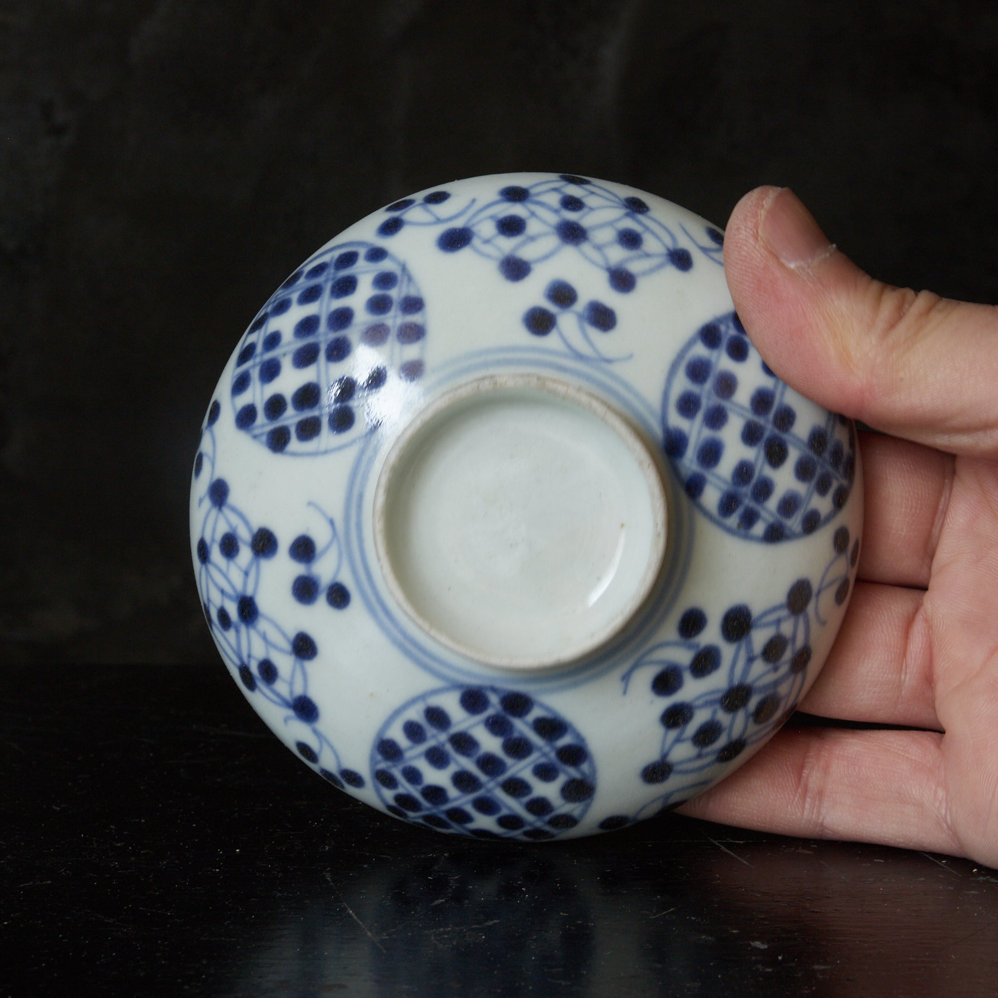 CUENCO DE TÉ CON TAPA, Imari, con azul bajo cubierta patrón de puntos geométrico, juego de 5, Período Edo(1603–1867 d. C.)