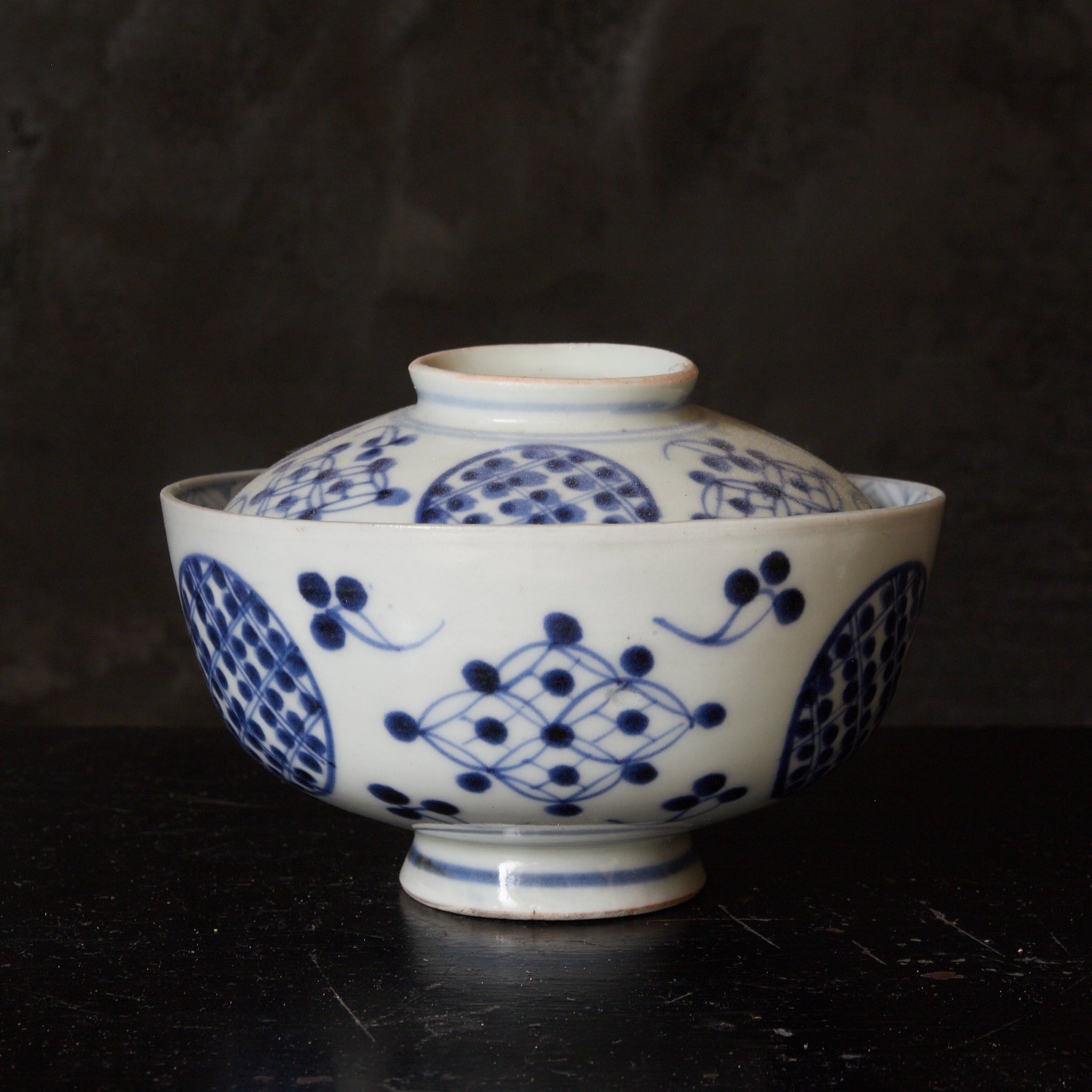 CUENCO DE TÉ CON TAPA, Imari, con azul bajo cubierta patrón de puntos geométrico, juego de 5, Período Edo(1603–1867 d. C.)