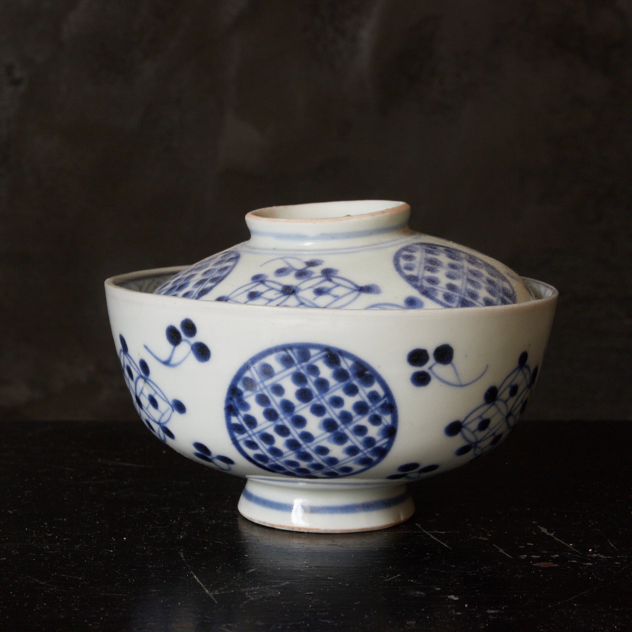CUENCO DE TÉ CON TAPA, Imari, con azul bajo cubierta patrón de puntos geométrico, juego de 5, Período Edo(1603–1867 d. C.)