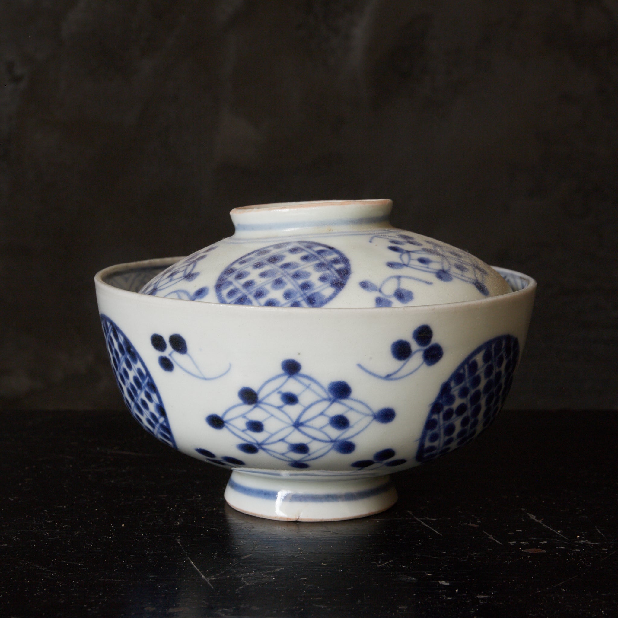 CUENCO DE TÉ CON TAPA, Imari, con azul bajo cubierta patrón de puntos geométrico, juego de 5, Período Edo(1603–1867 d. C.)